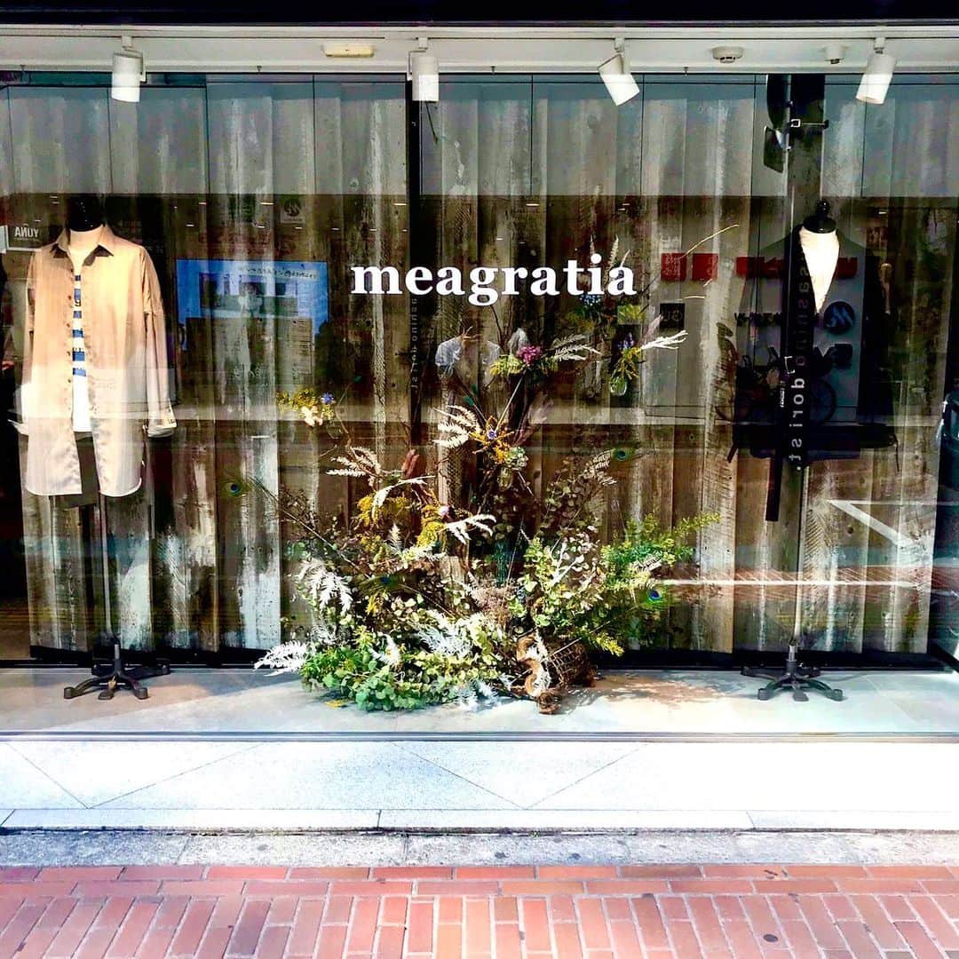 メアグラーティアのインスタグラム：「本日から3/7まで @kawanoshinjuku 様にて21SS POP-UP Storeを開催いたします。 春夏の最新アイテムをご覧いただけます。ぜひお立ち寄りください。  #meagratia #kawano #kawanoshinjuku」
