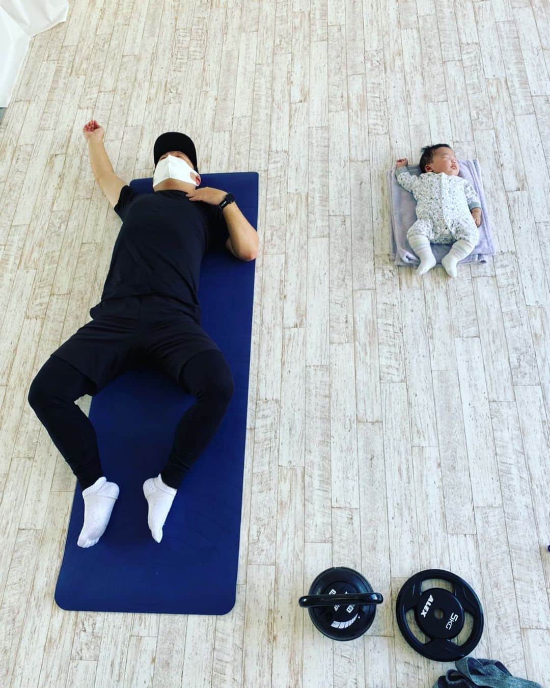 ボールボーイ佐竹のインスタグラム：「シンクロ。  #子育て #イクメン」