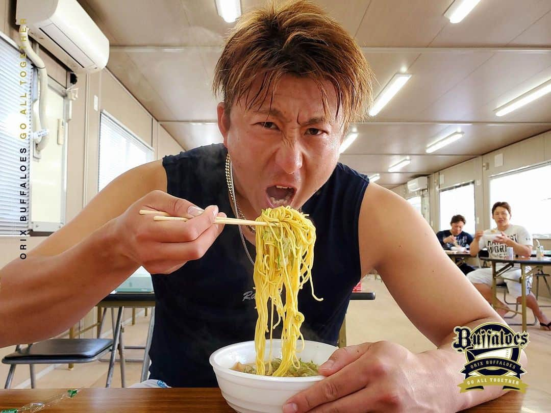 オリックス・バファローズさんのインスタグラム写真 - (オリックス・バファローズInstagram)「#杉本裕太郎 #ラオウ #ラーメン #試合前 #腹ごしらえ #一口大きめ #我が一口に一片の悔いなし #Bs2021 #buffaloes #baseball #ORIX #プロ野球」2月23日 11時32分 - orix_buffaloes