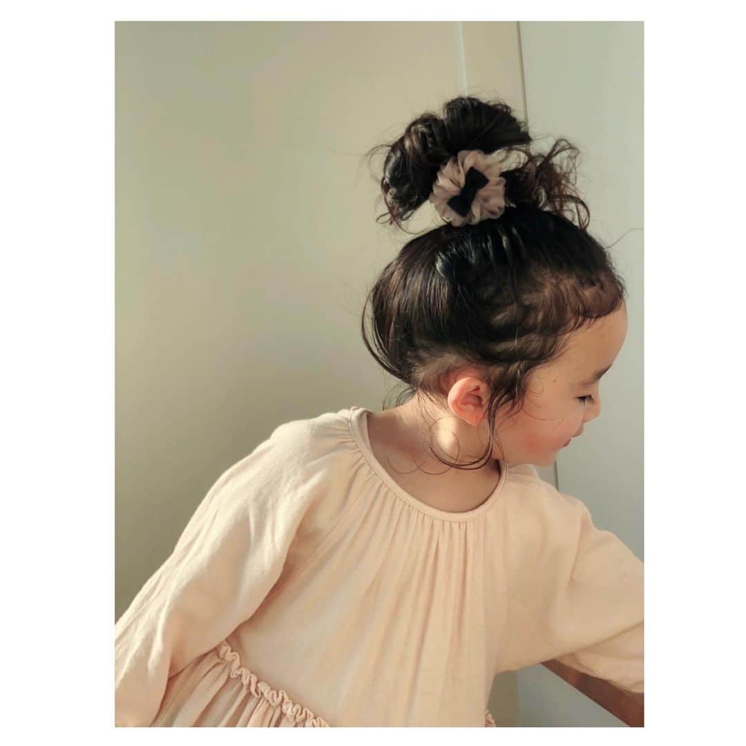 のインスタグラム：「IÉNAよりキッズラインがデビューしたそうです❤︎   0才〜小学校1.2年生を対象とした IÉNA ENFANT！　  LUDLOW の別注ヘアーアクセサリーも 並んでいます。 ぜひ @maison.iena.jp 店頭、または  @iena_jp オンラインストアーにて販売しています。 ぜひぜひ見てみてください。」