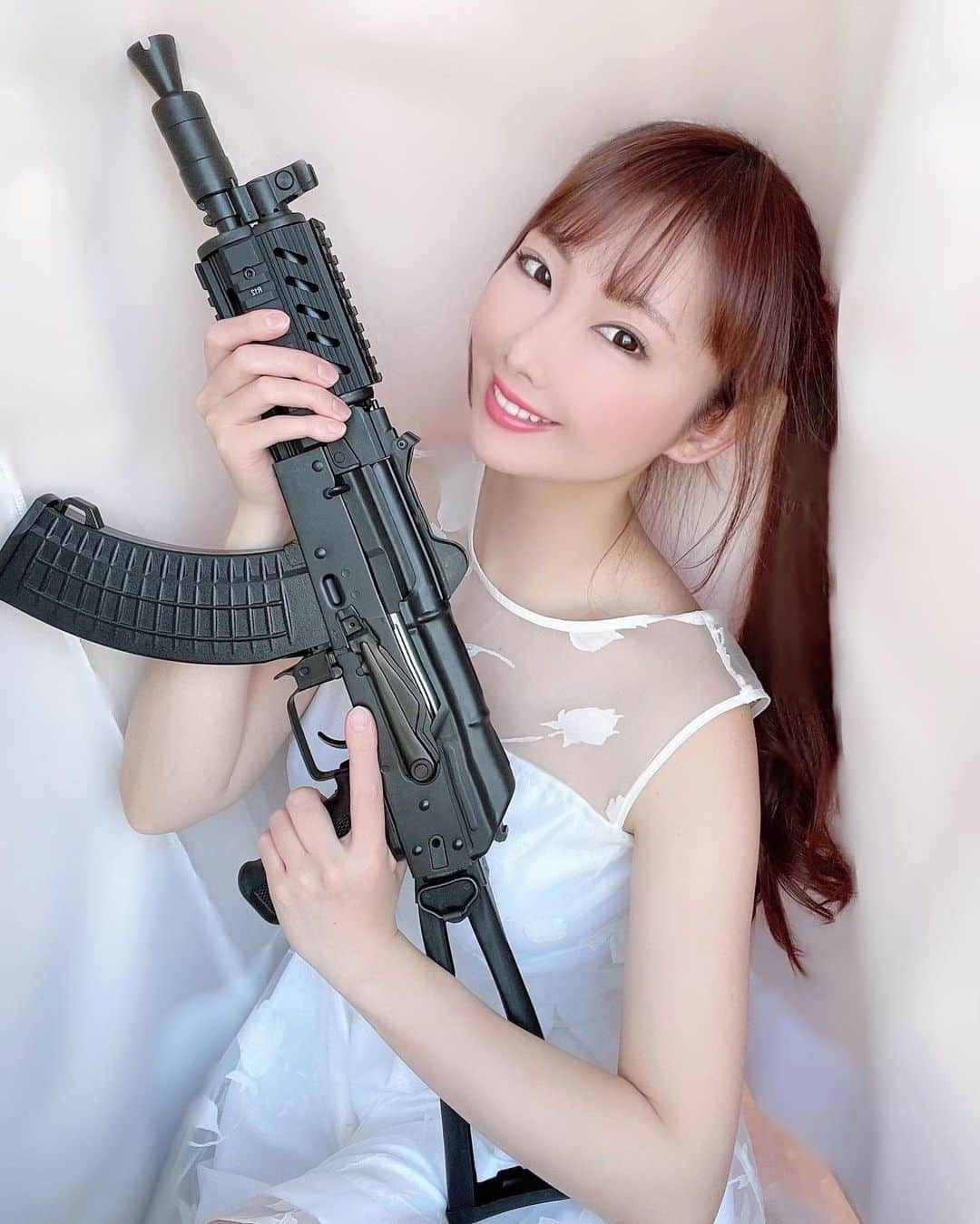 坂地久美さんのインスタグラム写真 - (坂地久美Instagram)「じゃ〜ん❤️  ﻿🔫コンパクトAK🔫  ✨ LCT TX-S74UN ✨  実銃みたいなリアルな外観と重量感で めっちゃカッコ良い🥺💕  ﻿#エアガン #エアソフトガン #エアガンシューティング #サバゲー #サバイバルゲーム #サバゲーマー #サバゲー女子 #サバゲーアイドル #サバゲーファッション #ミリドル #ミリタリーアイドル #lctairsoft #AK #コンパクトAK  #airsoft #gunandgirl #dressandgun #airsoftjapan #airsoftgun #airsofter #airsoftworld #airsoftnation #airsoftgirl #airsoftlady #tacticute #tacticutest #japanesegirl #kumisakachi #sakachikumi #坂地久美」2月23日 11時43分 - sakachikumi