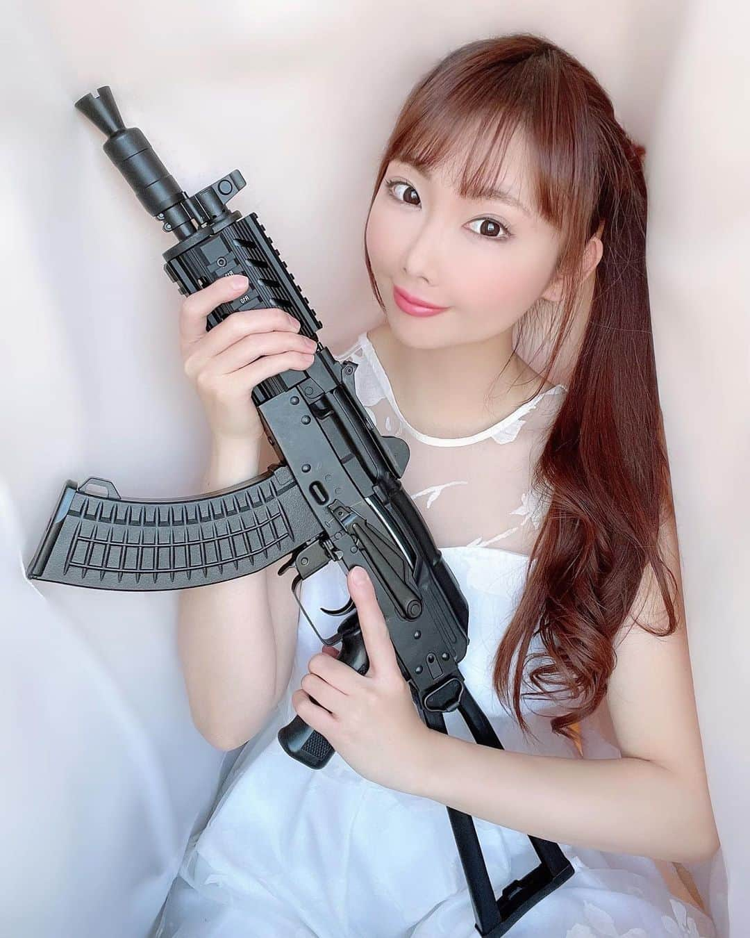 坂地久美さんのインスタグラム写真 - (坂地久美Instagram)「じゃ〜ん❤️  ﻿🔫コンパクトAK🔫  ✨ LCT TX-S74UN ✨  実銃みたいなリアルな外観と重量感で めっちゃカッコ良い🥺💕  ﻿#エアガン #エアソフトガン #エアガンシューティング #サバゲー #サバイバルゲーム #サバゲーマー #サバゲー女子 #サバゲーアイドル #サバゲーファッション #ミリドル #ミリタリーアイドル #lctairsoft #AK #コンパクトAK  #airsoft #gunandgirl #dressandgun #airsoftjapan #airsoftgun #airsofter #airsoftworld #airsoftnation #airsoftgirl #airsoftlady #tacticute #tacticutest #japanesegirl #kumisakachi #sakachikumi #坂地久美」2月23日 11時43分 - sakachikumi