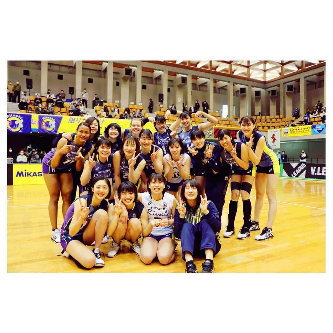 芳賀舞波のインスタグラム：「.  2020/2021 V.LEAGUE DIVISION1 は 第7位という結果で終わりました。 たくさんの応援ありがとうございました！！ コロナ禍でのリーグ戦ということで、 リモート試合だったり、試合が中止になったりと例年とは違い本当に難しいシーズンでした。  一言では言い表せれないたくさんの経験と新しい気付き。 ポジティブな事ばかりではありませんでしたが、 今リーグも選手として、人として成長する多くのきっかけをもらいました。  チームとしても勝ちきれない悔しさ。 ひとつの大きな壁を乗り越えられないもどかしさ。たくさん経験して、最後に全員で掴み取った1勝は本当に特別なものです。  誰もが大変で苦しいこの状況下でも、 温かく応援していただける事を本当に幸せに思いますし、リモート試合が多かった分、 会場へ足を運んでくださった方々の現地での応援は心に響きました。 直接会場でプレーをお見せできなくても常に応援してくださる皆様に、 沢山のパワーをいただき戦い抜くことができました。 ありがとうございます。 また運営に関わり最後までリーグ戦を支えてくださった方々に感謝しています。  リーグ戦が終わったばかりですが 今週末からV.Cupも始まり、 まだ今シーズンの戦いは続きます。 常に前へ前へ進んでいけるよう 残りのシーズンも「ONE」のスローガンを胸に、チーム一丸で頑張ります！  私たちの戦う姿で皆様の応援に応えていきたいです。 日立リヴァーレの応援を よろしくお願いします！  . #日立リヴァーレ #hitachiastemo  #感謝 #vleague  #volleyball  #懐かしの春高風ギュッと写真 #るなさん写真いっぱいありがとうございます☺️」