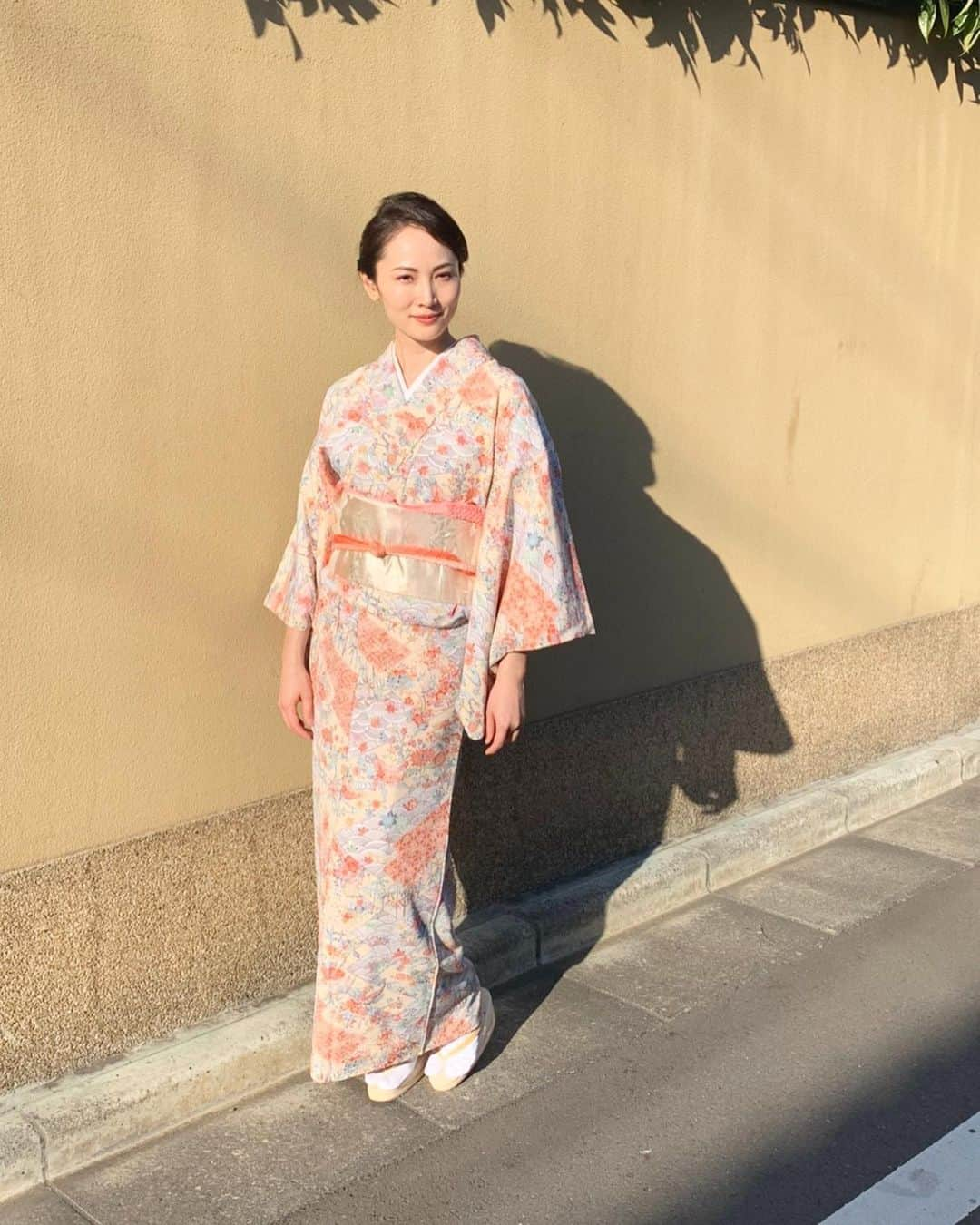 日高薫さんのインスタグラム写真 - (日高薫Instagram)「梅の綺麗な木の前で🥰🤳👘🎎💗  #梅の花 #着物 #着物ヘア #着物コーディネート #小紋 #名古屋帯#ひな祭り着物 #女の子ママ」2月23日 11時42分 - hidaka_kaoru_official