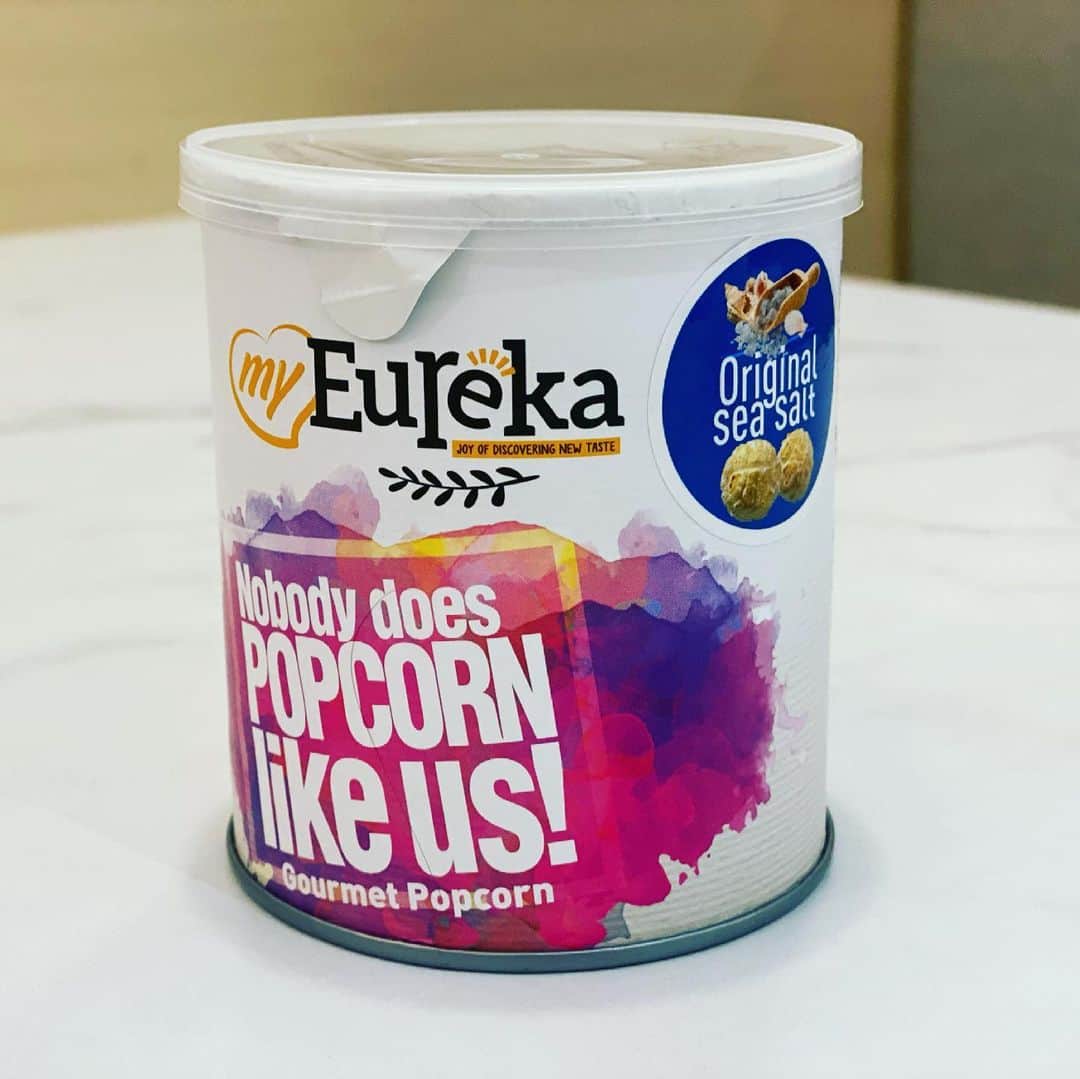 大西蘭のインスタグラム：「・ 初・Eurekaポップコーン🍿 ・ 自動販売機で売られていました。 ・ 小さい缶だしお試しするのに良いなーと購入♬ ・ 自販機で買う、という行為が息子にとっては特別なようで、ボタンを押して、取り出し口から取り出して、自分で買った缶を抱えて喜んでいました☺️ ・ 息子も食べられるように original sea salt にしましたが、普通の塩味ポップコーンではなく、甘さもある味付けでした🍿 ・ それはそれで美味しかったので、また他の味も試そうかな😋 ・ ・ @eureka_snack_sg」