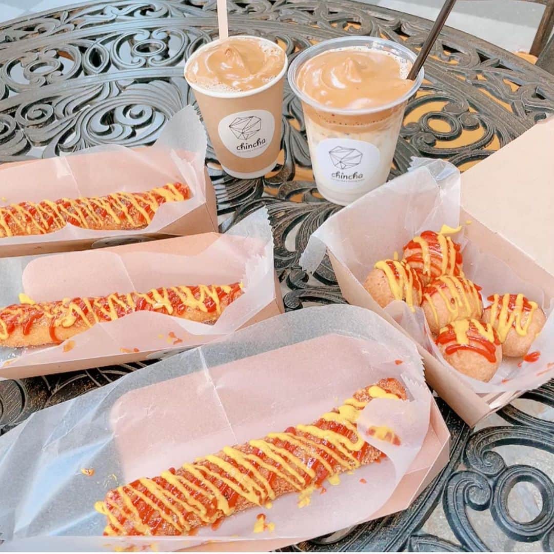 manamiのインスタグラム：「🫕🇰🇷 ・ ・ 鶴橋の最新スイーツが食べれる FAIVE HOTEL OSAKA1階の chincha @chincha_sweets に 行ってきたよ💕 白で統一された店内も可愛い🤍 初めて食べるものばかりで どれも美味しくて楽しかった〜🍦 中でもまた絶対食べたいのが チーズスティックタッカルビ🧀 チーズが伸びる伸びる〜〜 ホットクより好きかもー💕 ・ ・ スイーツ編は次のpostに続く🍦 ・ ・ 「鶴橋 韓国スイーツ」で検索してもらうと出てくるよ〜🇰🇷  📌大阪市生野区桃谷2丁目7-11 定休日:木曜日  lin.ee/CJJ8yr7  HP:https://www.instagram.com/chincha_sweets/  Support By woomy #鶴橋カフェ #鶴橋コリアタウン #카페 #sweets #woomy #pr #食べすたぐらむ #グルメ女子 #グルメな人と繋がりたい #グルメ部 #グルメ好きな人と繋がりたい #カフェ好きな人と繋がりたい #コリアタウン #コリアタウン鶴橋 #コリアタウン食べ歩き #鶴橋カフェ #ダルゴナコーヒー #チーズタッカルビ #チーズスティック #チーズボール #chincha #テテペン #bts好きな人と繋がりたい #armyと繋がりたい #bts好きと繋がりたい #チンチャ #WoomyPR」