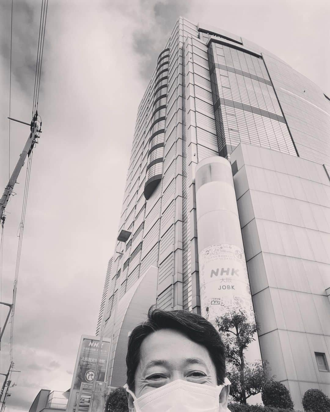 西川忠志さんのインスタグラム写真 - (西川忠志Instagram)「NHKアーカイブ  私、西川忠志が これまでNHKのドラマに出演させて頂いた中から ５作品を選んで それぞれの思い出をインタビュー形式で 振り返らせて頂きました。  こちらが昨日から NHKの【NHK人✖︎物✖︎録】というサイトで 当時のそれぞれのドラマの抜粋動画と共にご覧頂けます。  携帯&パソコンから今すぐご覧頂けますので 見てみたい&読んでみたいと思って頂ける方は どうぞお立ち寄りくださいませ🙇‍♂️  どの作品をピックアップさせて頂くか とても迷いましたが・・・  #ハチロー　#やさしい花　#ごちそうさん  #まんぷく  そして只今放送中の #おちょやん を選ばせて頂きました。  この様な機会をお与え頂きまして 本当にありがたいです🙇‍♂️  写真はNHK大阪（BK）前にて。 当時を振り返るということで モノクロ写真にて。  吉本新喜劇 西川忠志 感謝」2月23日 11時45分 - nishikawa_tada