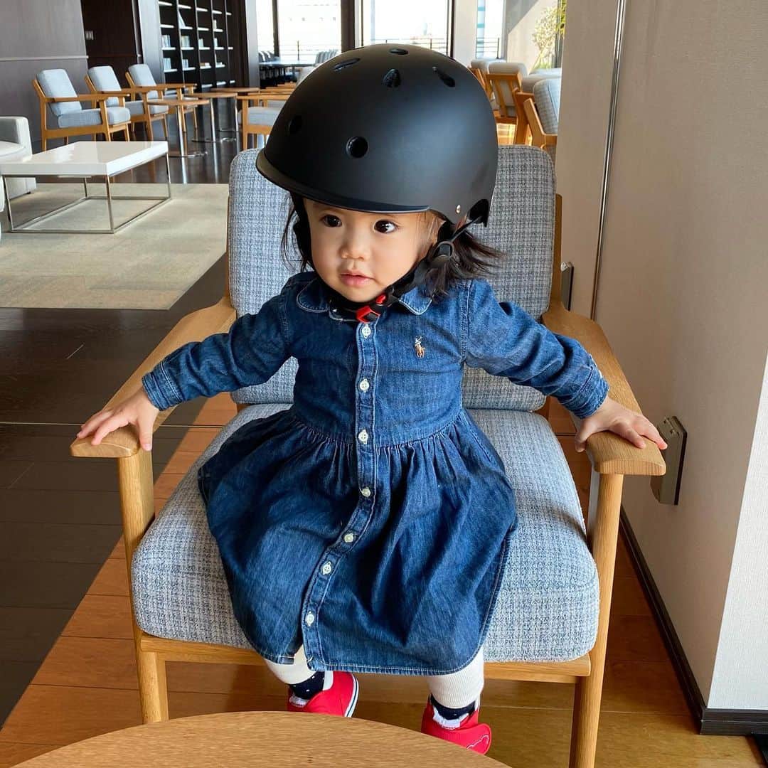 姫野れみさんのインスタグラム写真 - (姫野れみInstagram)「@mag_ride.jp 様の 2歳から7歳の幼児用ヘルメット / マットブラック🖤  "日本で一番軽い幼児用ヘルメット" SGマーク認証済みの安心構造です！  最近小さい子が事故にあうニュースを目にするので 三輪車を乗るようになった娘への安全面を考えて😌  初めてのヘルメットで嫌がるかなと思ったけど 340gという軽量なのとヘルメットの中で 頭のサイズに合わせて調節できるので 首への負担や重くて頭がぐらぐらすることもなく 逆に気に入って被ってくれています✨  楽天やYahooなどの通販サイトで販売されていて 1歳から3歳は186gでもっと軽量だったり 他にも可愛いカラーがたくさんあるので ぜひチェックしてみて下さい🤍  @186_mag_ride.jp #magride #マグライド #キッズヘルメット #スケートヘルメット #マグクルーズ #子供用ヘルメット #イチハチロク #pr」2月23日 11時45分 - remi___08