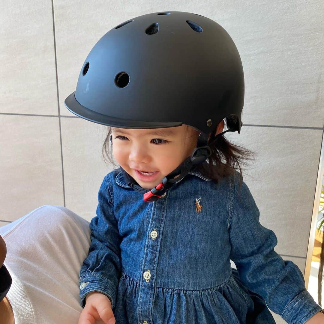 姫野れみさんのインスタグラム写真 - (姫野れみInstagram)「@mag_ride.jp 様の 2歳から7歳の幼児用ヘルメット / マットブラック🖤  "日本で一番軽い幼児用ヘルメット" SGマーク認証済みの安心構造です！  最近小さい子が事故にあうニュースを目にするので 三輪車を乗るようになった娘への安全面を考えて😌  初めてのヘルメットで嫌がるかなと思ったけど 340gという軽量なのとヘルメットの中で 頭のサイズに合わせて調節できるので 首への負担や重くて頭がぐらぐらすることもなく 逆に気に入って被ってくれています✨  楽天やYahooなどの通販サイトで販売されていて 1歳から3歳は186gでもっと軽量だったり 他にも可愛いカラーがたくさんあるので ぜひチェックしてみて下さい🤍  @186_mag_ride.jp #magride #マグライド #キッズヘルメット #スケートヘルメット #マグクルーズ #子供用ヘルメット #イチハチロク #pr」2月23日 11時45分 - remi___08