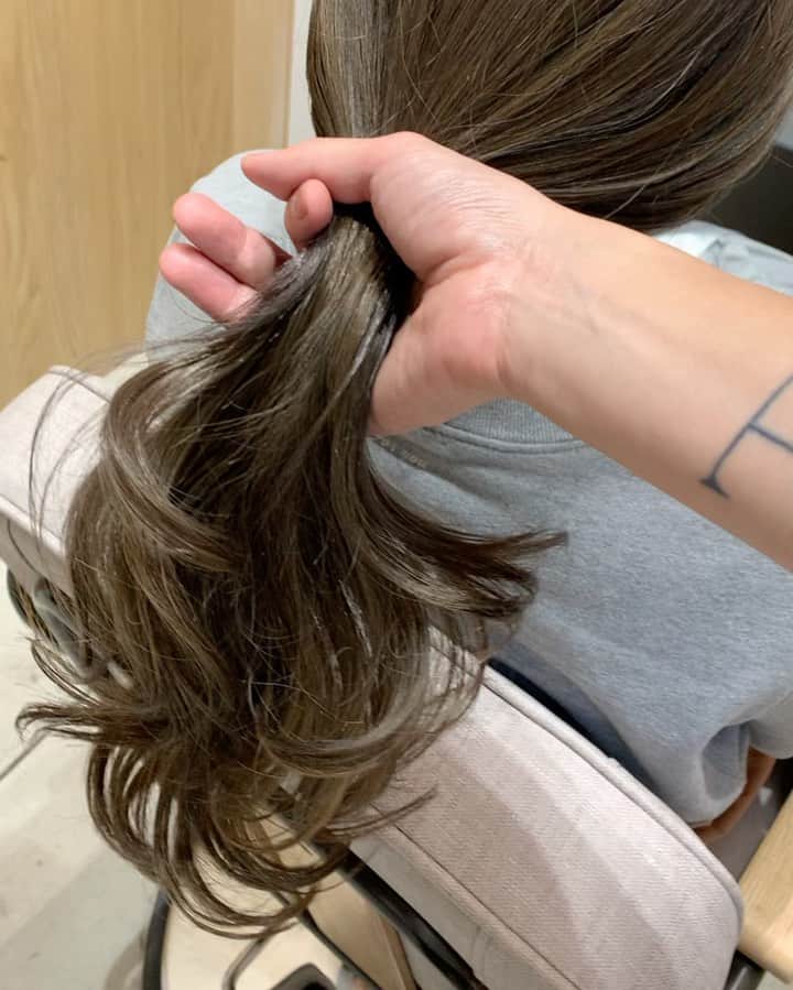 旭桃果のインスタグラム：「トリートメントもして頂いたので  今の私  強いぜ  #ヘアサロン #サロンモデル  #サロンモデル東京  #サロンモデル希望 ﻿ ﻿  #スーパーロング #ロング #ロングヘアー #ロングヘア #ミックス巻き #ロングヘアアレンジ アレンジ #レイヤーボブ #ボブヘアアレンジ #ボブアレンジ #グレージュカラー #ヘアカラー #ヘアスタイル #ヘアカタログ #アッシュグベージュ #パーマ #ヘアアレンジ #アッシュ #发型 #髮型 #髮型屋 #髮型設計 #日系髮型 #長髮造型 #長髮女孩 #日系長髪 #Newhair  by @serihico」