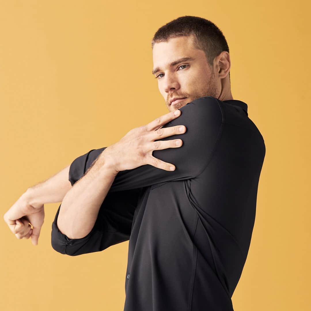 ペリーエリスのインスタグラム：「Start the week right In the Total Stretch Shirt ✔️ Made with moisture-wicking technology and durable factor so you can move without limitations. #LifeReadySince1976」