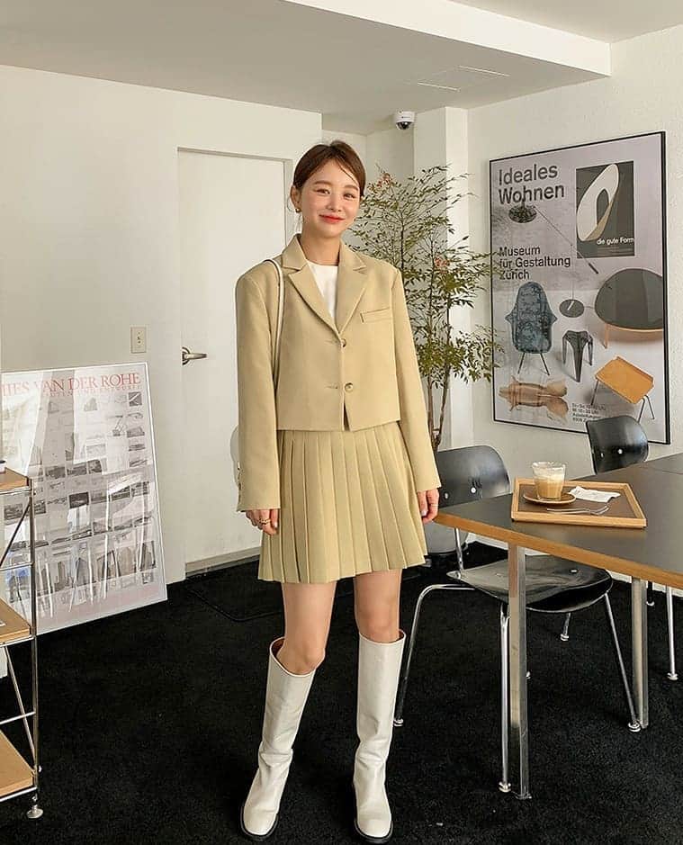 imvelyジャパンのインスタグラム：「🆕本日の新作5%OFF🆕  単独で着てもセットで着ても可愛い！ テーラードクロップドジャケットと プリーツミニスカートをご紹介します💕  キレイめに着られ、脚長効果まで 演出してくれるアイテムです💖  詳細はサイトでチェックしてください💡  #イムブリー#IMVELY#ワンピース#大人カジュアル#大人可愛い#ootd#デイリー #カジュアルコーデ」