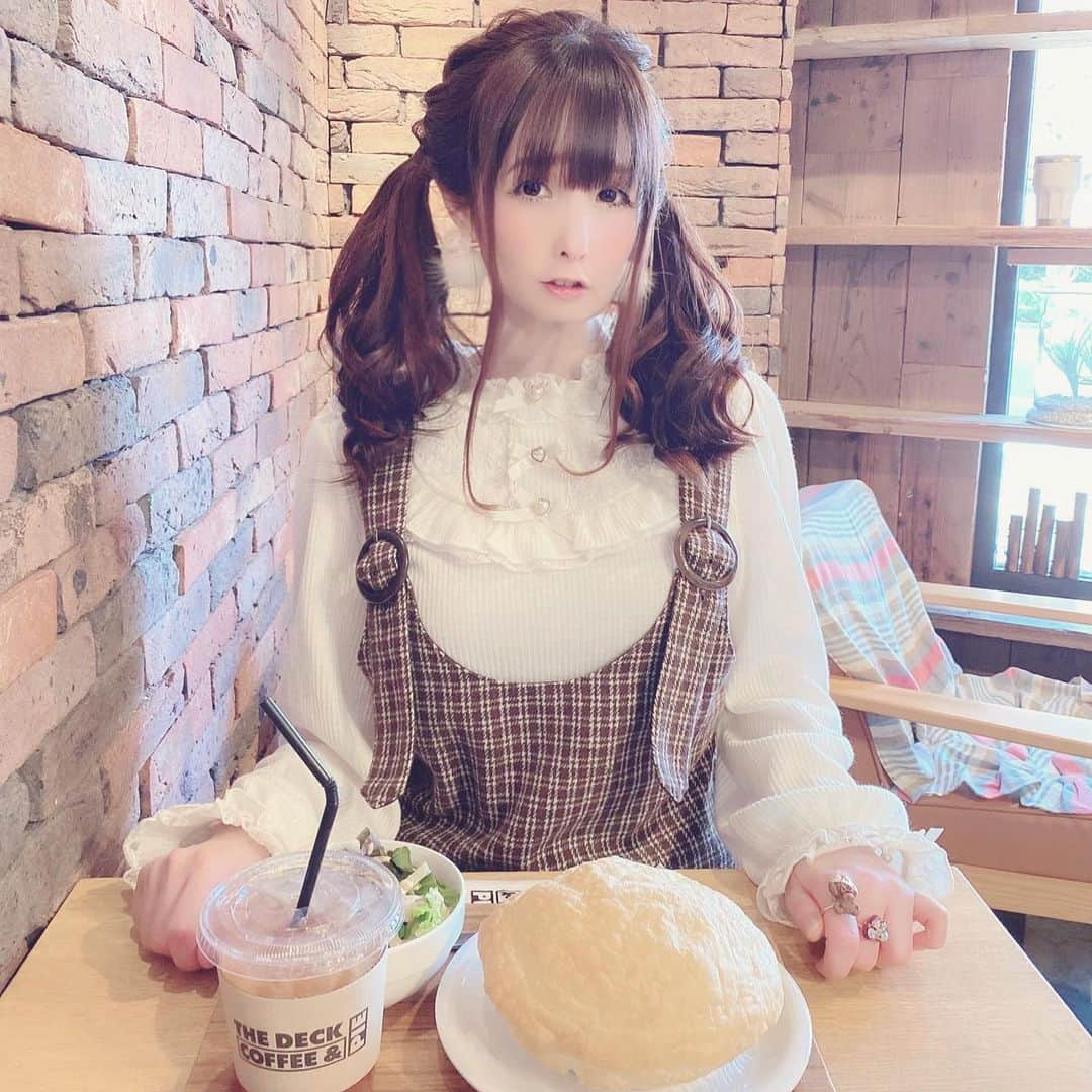 伊藤芽衣さんのインスタグラム写真 - (伊藤芽衣Instagram)「お仕事前に﻿ 気になっていた﻿ THE DECK COFFEE & PIE さんで﻿ （@thedeck_coffeeandpie_official ）﻿ ﻿ カフェランチ♡﻿ ﻿ 原宿から﻿ ちょっと歩いたところにある﻿ ポットパイのお店です🥧﻿ ﻿ さくさくパイの中の﻿ シチューは種類があるよ♡﻿ ﻿ めいは﻿ ベーコンチーズチャウダーを﻿ 選びました♡﻿ ﻿ とってもおいしかったし﻿ 店内は開放感もあって◎﻿ ﻿ テラス席もありました！﻿ ﻿ また行きたいお店♡﻿ ﻿ 飲み物とサイドメニューがついて﻿ 1000円なのも魅力的です♡﻿ ﻿ ﻿ #原宿ランチ　#原宿カフェ　#ランチ﻿ #ポットパイ　#ハラジュク　#原宿グルメ﻿ #北参道カフェ　#東京カフェ﻿ #ガーリーコーデ　#ガーリーファッション﻿ #fint  #フィント #ツインテール  #リズリサ　#lizlisa」2月23日 11時53分 - itoumei