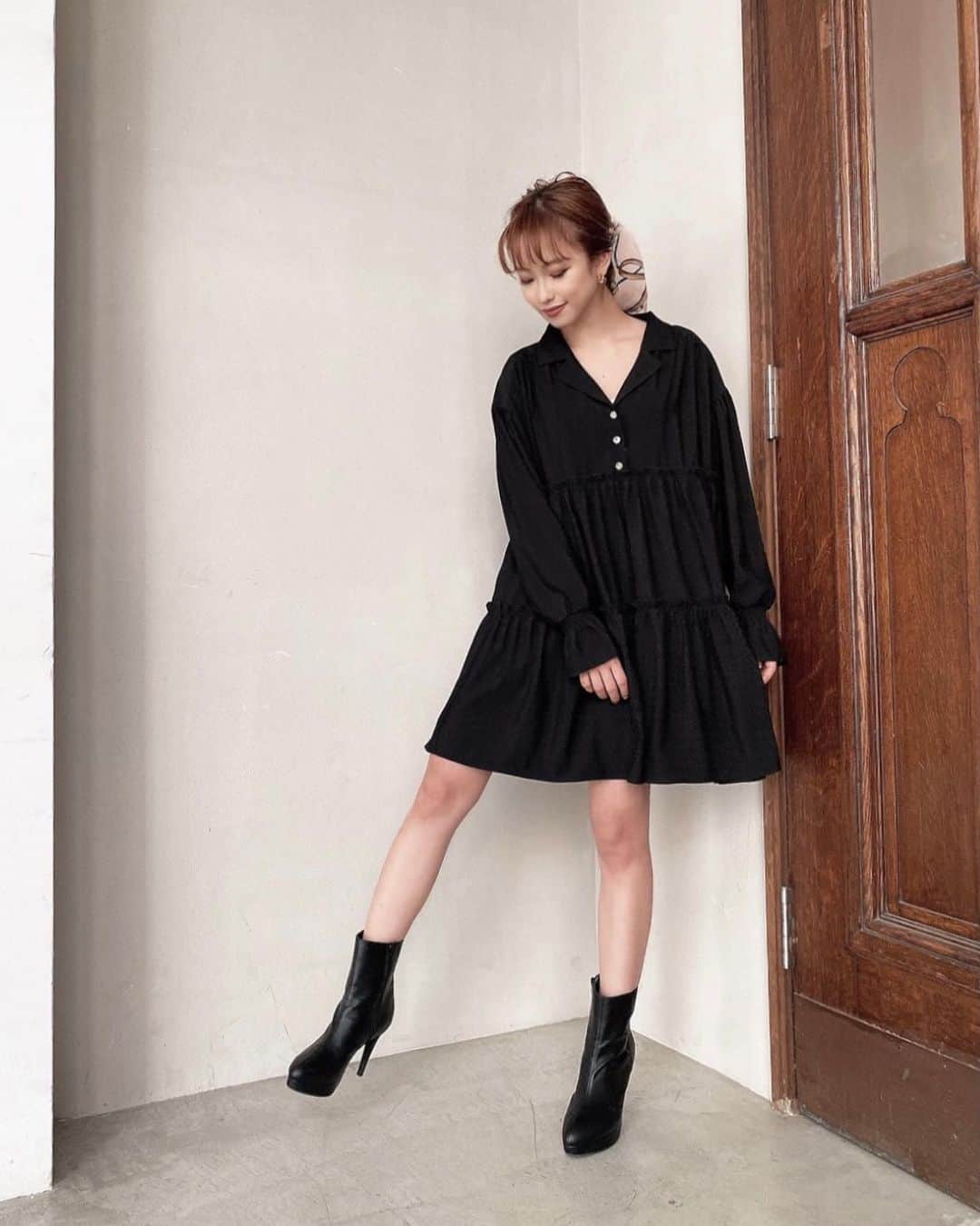 木田絵里香のインスタグラム：「. シャツワンピ👼🏻☀️ . 私のTOPのURLに最近載せてるコーデまとめてるのでそちらから購入いただけます🐻‍❄️ . MS_06656をいれると10%OFFなります🥐 . #ワンピース#シャツワンピース#シャツ#ブラックコーデ#スカーフ#fashion#coodinate#black#blackcode#resexxy」