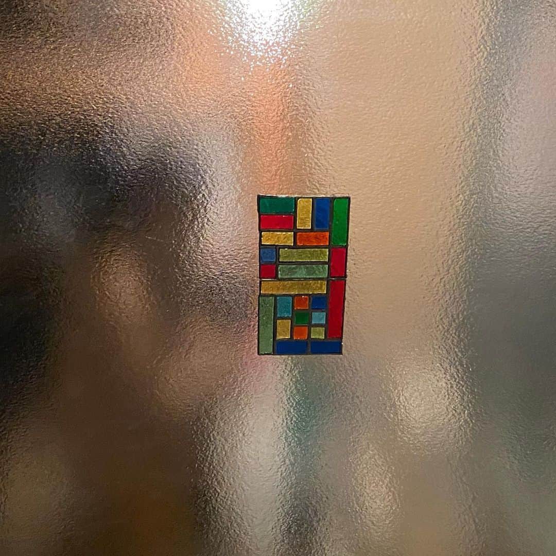巻上公一さんのインスタグラム写真 - (巻上公一Instagram)「クレアーレの体験ステンドグラスで作ったものを入り口に貼ってみました。 上が自作 下は息子作」2月23日 11時59分 - koichimakigami