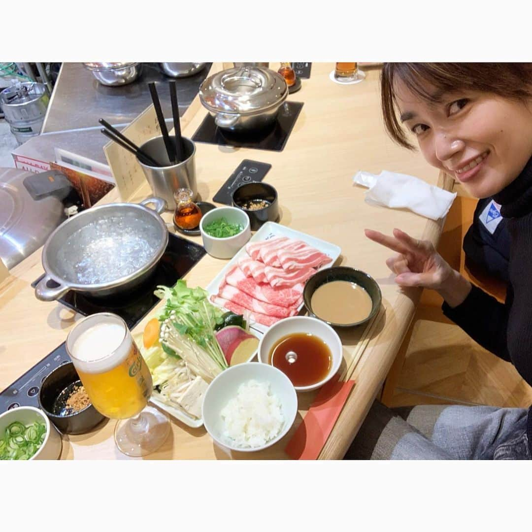 武藤京子さんのインスタグラム写真 - (武藤京子Instagram)「* * 以前から とっても気になっていた ひとりしゃぶしゃぶ専門店 七代目松五郎 @hitori_matsugoro に 行ってきました * ひとりしゃぶしゃぶ専門店なのに 一人で入る勇気がなくて 娘に付き合ってもらいました😂 * キレイな店内で お肉がとっても美味しくて 正直 このお値段で大丈夫⁉️と 思ってしまいました * お野菜も沢山食べられて 大満足 次は ひとりで行けるぞ🙋‍♀️ (ひとりで行った事がバレると 娘に ズル〜いって言われそう💦) * #七代目松五郎 #ひとりしゃぶしゃぶ #赤坂 #アメブロ更新しました」2月23日 11時59分 - kyokomuto0628