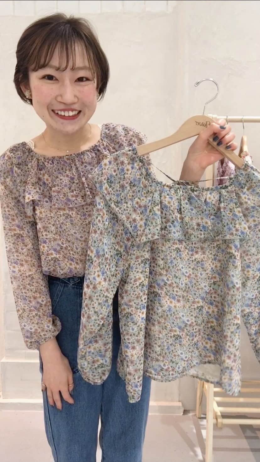 のインスタグラム：「@flower__yoshida (158cm) が おすすめの花柄ブラウスをご紹介いたします🌸✨  ・fully bloom blouse (着用) ・lula blouse ・with denim pants (着用) ・mohairtouch knit cardigan」
