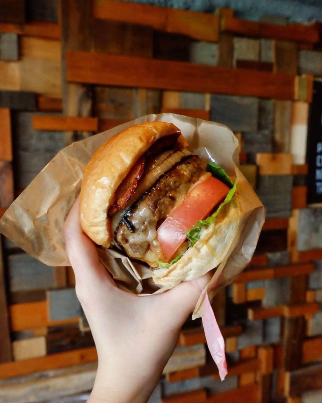 PORT of CALL Cafe&Store Tokyoさんのインスタグラム写真 - (PORT of CALL Cafe&Store TokyoInstagram)「#pocfoodie The Day with our BLT burger is perfect holiday🌞テイクアウトも良き気候になってきて嬉しいですな〜！今日は火曜日ですが祝日なので12:00-20:00でオープンしてます🎉  ・ ・ @poc_daikanyama Cafe and Store 🍔☕️🍪 Open 11:30🌞 - Close 20:00🌝 ✔︎自粛期間中の営業時間です ✔︎週末祝日は12:00オープンです #portofcall #cafeandstore #渋谷 #代官山」2月23日 12時10分 - poc_daikanyama