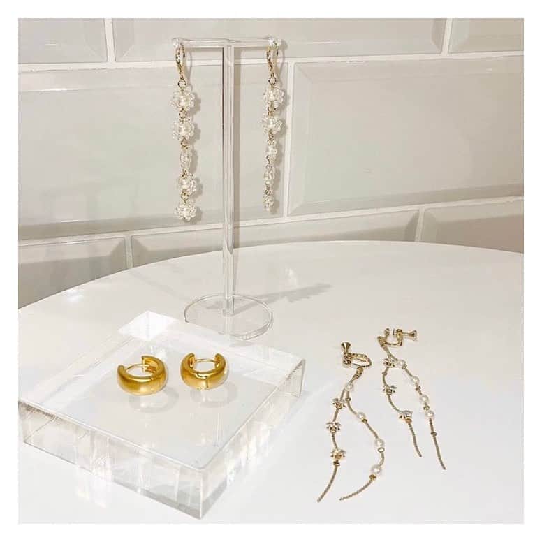 のインスタグラム：「New arrival accessory💝  sheer bloom pierce (写真上)  クリアビーズとパールでお花推しモチーフが連なったデザイン✨  bijou flow earring (写真右下)  小粒のビジューとパールが揺れる華奢で存在感のあるイヤリング🌸  epais foop pierce シンプルながら、厚みのあるイヤカフのようなピアス。マットな質感が高見えするデザイン🍃  ＿＿＿＿＿＿＿＿＿＿＿＿＿＿＿＿  ﻿ 現在、通信販売の送料手数料が 無料キャンペーン中！🚚🔅 ﻿ WEB SHOPからはもちろん、店舗通販でのご購入も可能ですので、各店舗へお気軽にお問い合わせくださいませ。 ﻿ ＿＿＿＿＿＿＿＿＿﻿ ﻿  #flower2021ss #アクセサリー#新作アクセサリー #イヤリング#ピアス」
