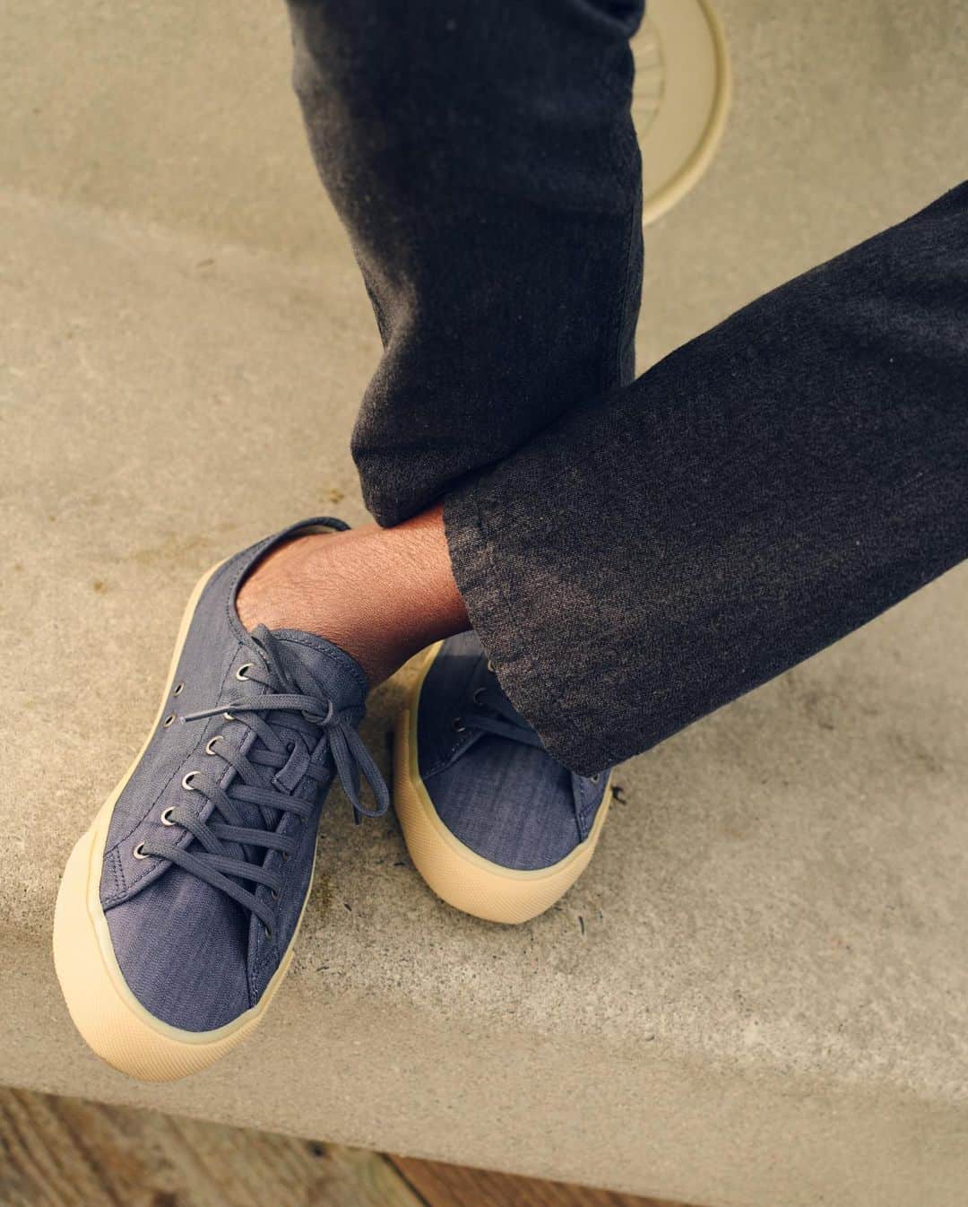 シービーズのインスタグラム：「Always a good day for chambray.  Pictured here: the Monterey Indigo Chambray.」