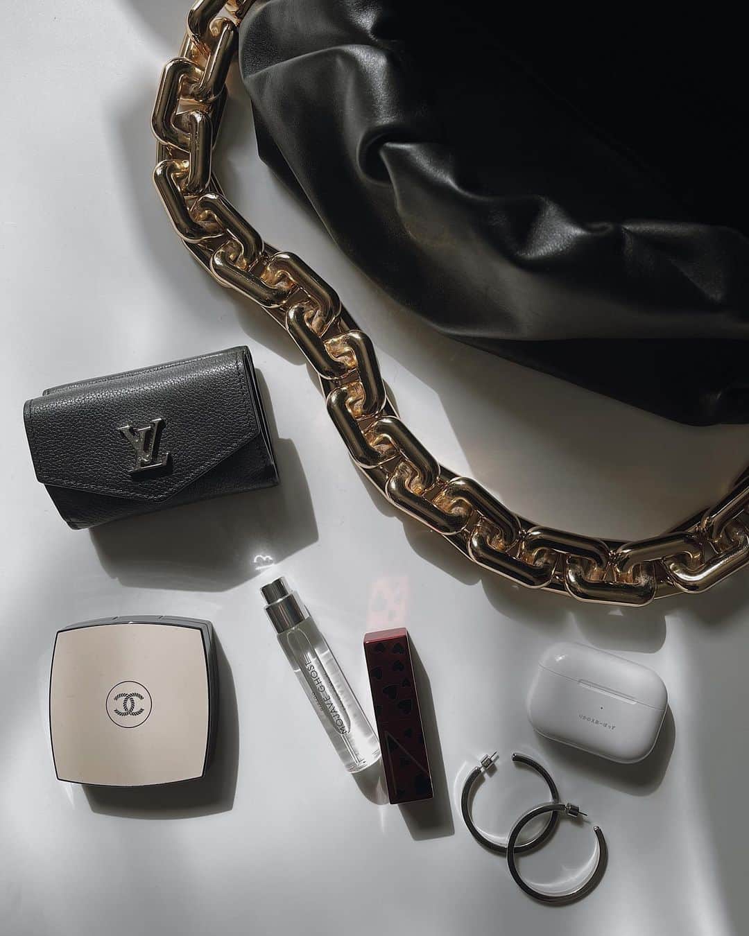 Rika Sasaki JPNのインスタグラム：「what's in my bag👜 お財布とパウダーとリップと香水と エアーポッズだけの必要最低限✨ 昔は荷物多すぎて色々持って行かないと 不安で全然ミニマリストじゃなかったけど、 最近はやっとミニマリストになってきた← ミニマリストって言いたい🗣 りかのえあーぽっずは何回も無くしたけど、 戻ってきてくれた愛着のあるやつ🤍　 3/31は一粒万倍日＋天赦日＋寅の日かぶってる 日だからお財布変えたいな👛💓」