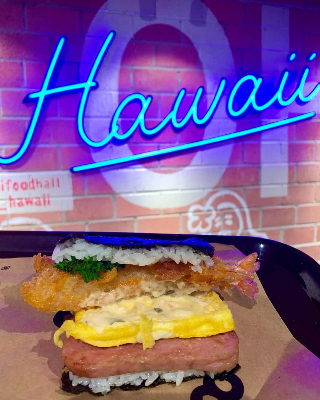 kawaiihawaiitourのインスタグラム：「ハワイのロイヤルハワイアンセンターにできたお店、Pork Tamago Onigiri のスパムムスビのお店を紹介致します！スパム、たまご、エビフライののっている具がてんこ盛りのムスビを買って食べてみました！おにぎりも、スパムも、マヨネーズで調和されていてめちゃくちゃおいしかったです！カワイイ・ハワイ・ツアーでも行けますよ！当社では、お客様が行きたいところを自由に選んでもらって好きなようにツアーが回れます‼️ ------------------------------------------------------- ❤️Kawaii Hawai'i Tour / カワイイ・ハワイ・ツアー ❤️✨🌈プラン🌈✨ (ハワイ州政府公認会社 PUC 497-C) ✔︎日本人経営 日本人ガイド付きツアーなので安心️🏝✨😎👍🏽 ✔︎あなただけのオリジナルツアーが作れます ✔︎初ハワイ満喫コース、オススメスケジュールご用意しています‼︎ ✔︎ガイドブック派？それともローカル体験派？ ✔︎なんでもご相談下さい 💁🏽‍♂️💁🏽☀️🏝✨😎👍🏽 ✔︎お写真もたくさんお撮りします🤳 ------------------------------------------------------ 飽くことなく与え続けてください。残り物ではいけません。痛みを感じるまでに、自分が傷つく程に与え尽くしてください(マザー・テレサ) ------------------------------------------------------ お客様の笑顔が私達の笑顔をモットーにツアーをさせてもらっています🚙🚖🚘 --------------------------------------------------------  #ハワイ #hawaii  #カワイイハワイツアー　#コロナ　#ファインダー越しの私の世界 #カカアコ #ハワイ好き #ラニカイビーチ #天国の海 #ハワイウェディング #ハワイ行きたい #ハワイツアー #アウラニディズニー  #ハワイチャーターツアー #ハワイオプショナルツアー #ハワイ旅行 #スパムむすび  #カイルア #ハレイワ 　#ハワイ挙式 #ハワイ好きな人と繋がりたい #ハワイコロナ　#インスタ映え　 #南国 #スパムおにぎり #ハワイ大好き   #オアフ島 #卒業旅行 #porktamagoonigiri  #スパム」
