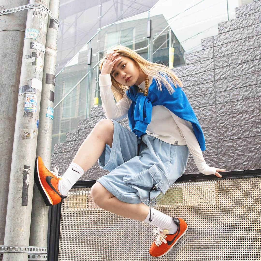 アトモスガールズ/atmos girlsのインスタグラム：「. NIKEからWAFFLE TRAINER 2 SPが登場🧡💙  モカシンをイメージしたアッパーは、ナイロンをベースにスウェードで補強☺︎特徴的なワッフルソールはそのままに、形状記憶フォームのソックライナーや、密度の異なる2種類のフォームミッドソールを採用している事により、フィット感と履き心地を向上😉 カラーはオリジナル当時より存在しているネイビーとオレンジの組み合わせとなっています🧡💙 鮮やかなオレンジ🧡をブラック🖤が引き締めるスターフィッシュの2色が展開されています👟 クラシカルな見た目はそのままに、履き心地を最新のテクノロジーでアップデートし、時代を超えたレトロ感が魅力的な1足となっています😌💓 3/1(MON)より発売開始🛍  #atmos #atmospink #atmostokyo #sneakers #shoes #nike #waffle #spring #springfashion #girls#codenate #street #アトモス #アトモスピンク #アトモストウキョウ#ナイキ#ナイキワッフル #スニーカー #スニーカー女子 #スニーカーコーディネート #シューズ #シューズブランド #ストリート #ストリートコーデ #ストリートファッション #春コーデ #コーディネート #春ファッション#🌸🌸🌸 #👟👟」