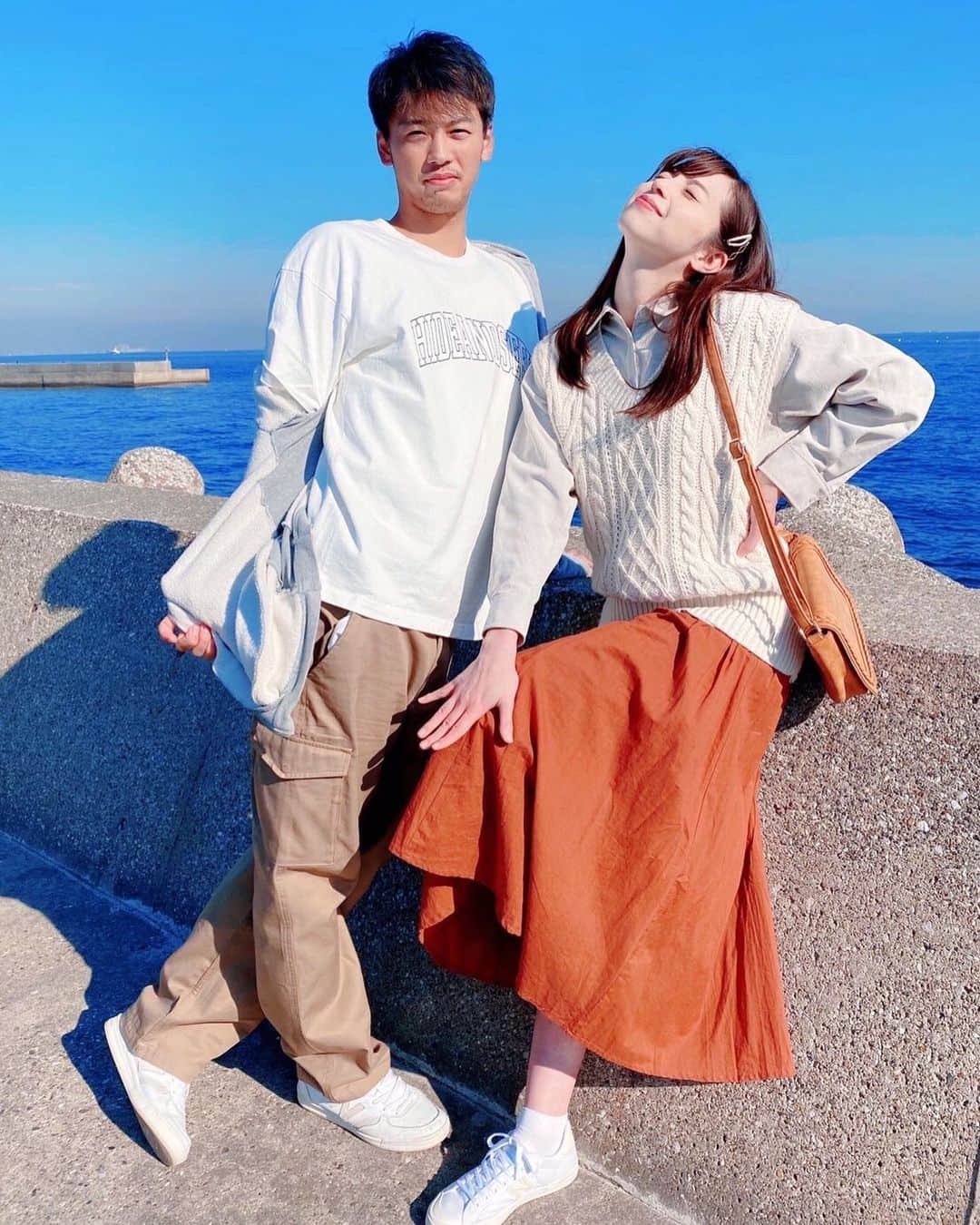 のインスタグラム：「. ＼第6話のオフショット／  回想シーンより、 高校3年生の響(#竹内涼真)と来美(#中条あやみ)。こちらはオフショットなので、ご自由にポージングしていただきました…🤣  ★番組HPの 響と来美LOVEフォトギャラリー💕も更新👇 https://www.ntv.co.jp/kimiseka/gallery  #君と世界が終わる日に #噛まれたら終わり」