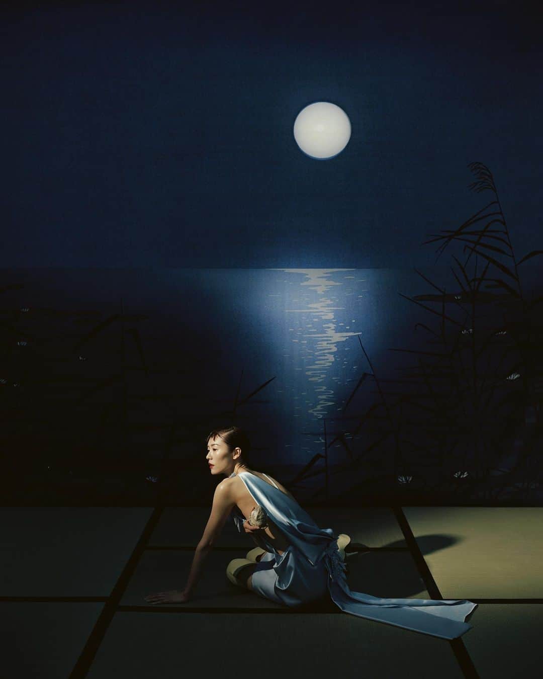 リウ・ウェンのインスタグラム：「🌌One night by the “sea” for @voguesingapore  photographed by @lesliezhang1992」