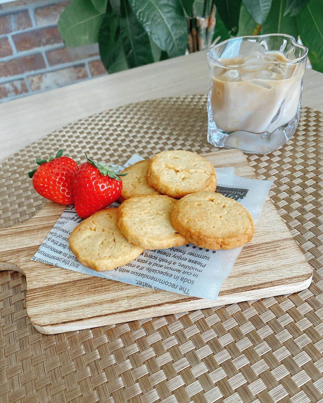 ハミ さんのインスタグラム写真 - (ハミ Instagram)「▽ ぶ厚めのバタークッキーを焼きました☕️ 甘い物への執着が高まってて危険🐷 悪阻があった時は甘い物全くダメになったのに、本当不思議🍪🍰  今日はこむら返りで飛び起きました😵🦵💨 週数が進むとなりやすくなるという噂のやつですね 😂  27週目。 最近は動悸、息切れ、目眩の3点セットに悩まされております💭 スーパー行くのも一苦労🤰  30数年、有り難い事にめっちゃ健康に生きてきた私には驚きと、何とも言えない不甲斐無さもあったりな毎日だけど、 これも今だけの貴重な体験✩.*˚  出来るだけゆったりした気持ちでいたいなぁと思います🌱🌱  #27w #cafelatte #☕️」2月23日 12時14分 - hami0519