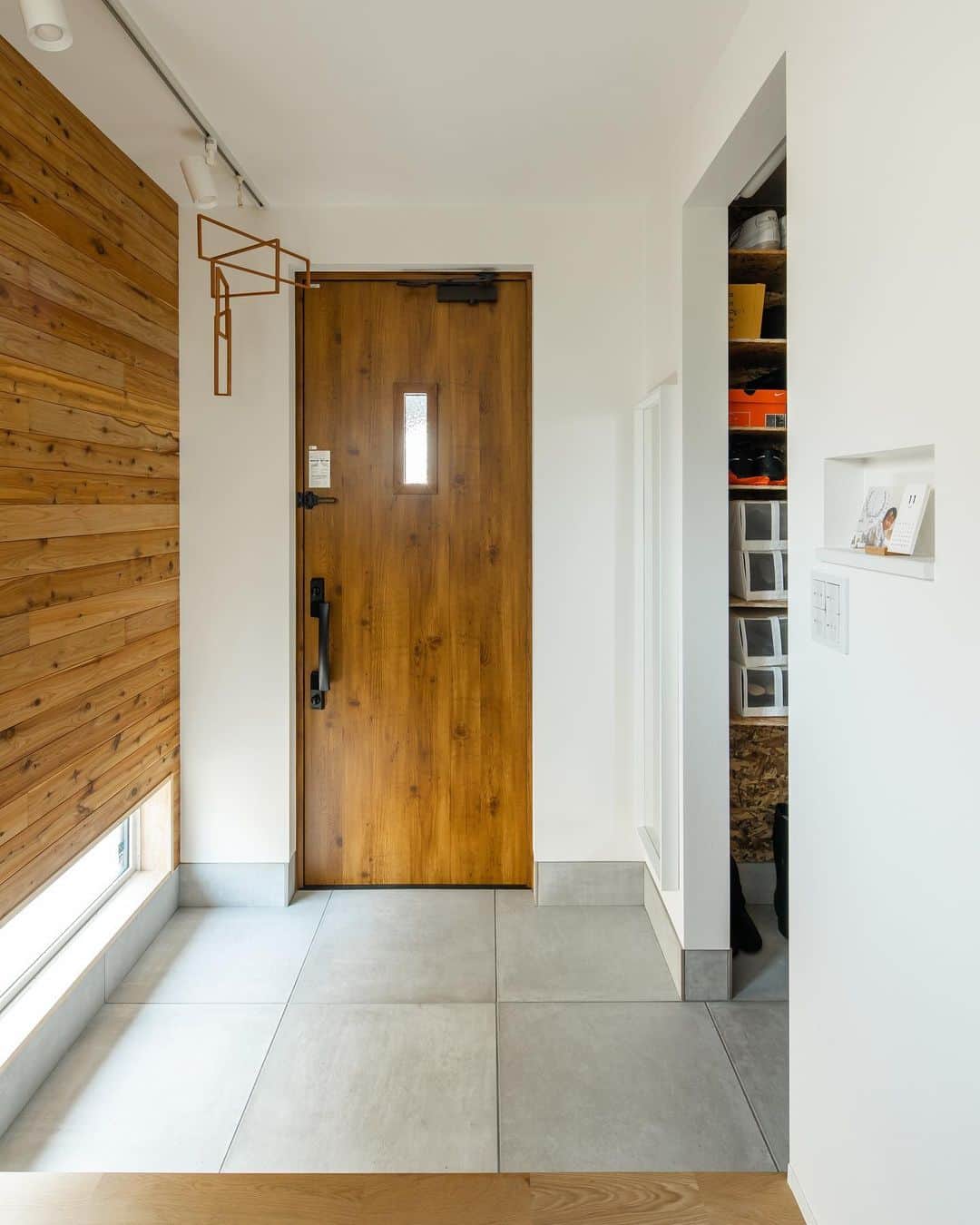 ルポハウス一級建築士事務所さんのインスタグラム写真 - (ルポハウス一級建築士事務所Instagram)「・ ・ ・ 木の温もりに包まれた明るい玄関ホール。 ・ シューズクローゼットの奥はウォークインクローゼットに繋がり、オンオフの切り替えがスムーズに出来る機能的な空間です。 ・ ・ ・ 𓐌𓐌𓐌𓐌𓐌𓐌𓐌𓐌𓐌𓐌𓐌𓐌𓐌𓐌𓐌𓐌𓐌𓐌  ルポハウスの施工事例はこちらまで☞ @reposhouse  𓐌𓐌𓐌𓐌𓐌𓐌𓐌𓐌𓐌𓐌𓐌𓐌𓐌𓐌𓐌𓐌𓐌𓐌 #ルポハウス は#ちょっとかっこいい家 を"友人のために" という思いでつくっています。 一生に一度の#マイホーム。 「あなたにしかできない」×「ルポハウスだからできる」で、 私たちだけの#家づくり を思いっきり楽しんでみませんか？！ ・ ・ ・ #住宅 #注文住宅 #新築一戸建て #デザイナーズ住宅  #一級建築士事務所 #設計事務所  #滋賀県大津市 #滋賀県草津市 #滋賀県栗東市  #滋賀県近江八幡市 #設計士とつくる家 #玄関インテリア #ナラ無垢床 #ba3117 #シンコールクロス #玄関ニッチ #名古屋モザイク #コットメント」2月23日 12時16分 - reposhouse