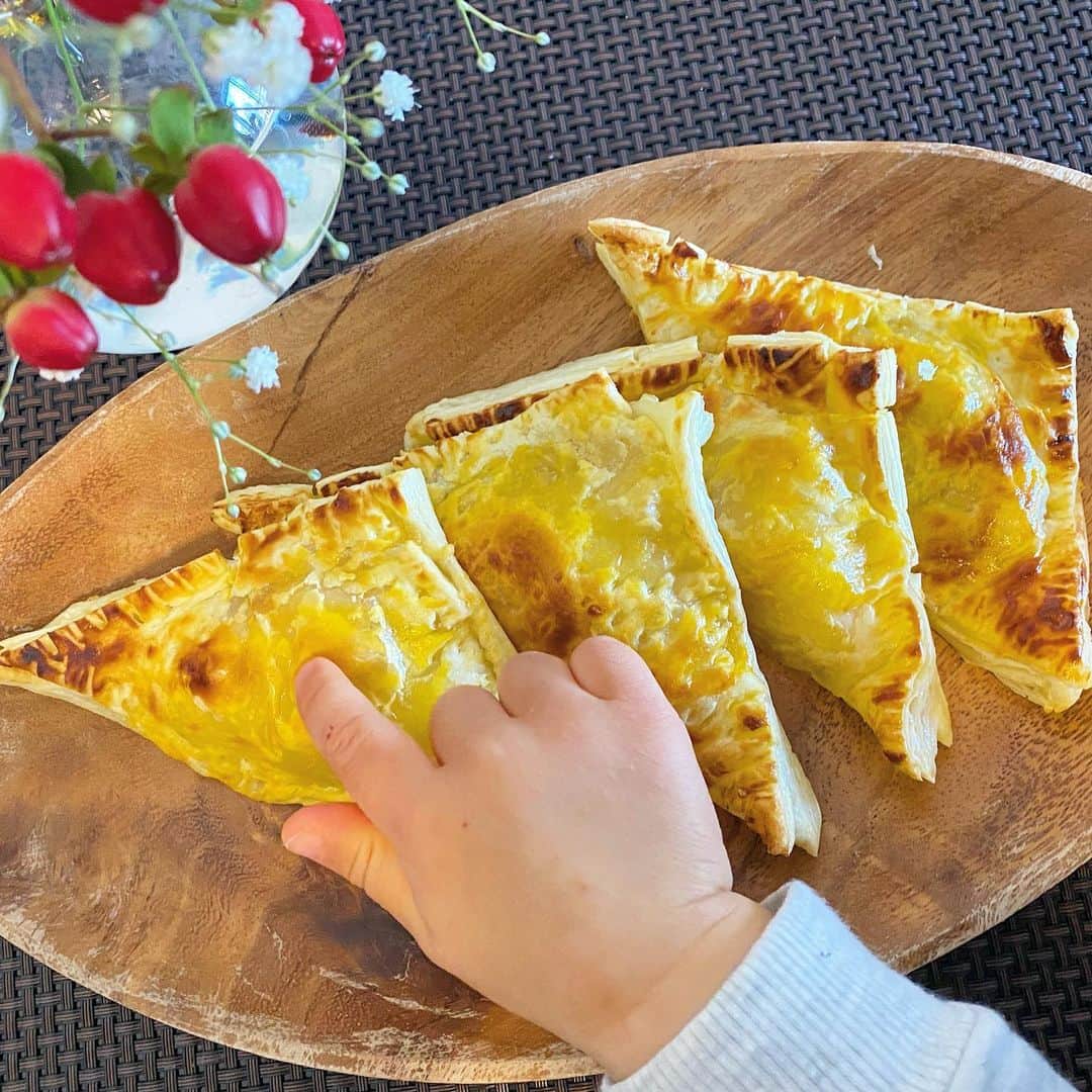 中川真依のインスタグラム：「. 娘のリクエストで、朝からスイートポテトアップルパイ作り😋✨✨✨✨ 出来立てはおいし〜ね〜😻🥧💕 #3歳女の子ママ #スイートポテトアップルパイ #お休みの日は  #一緒にクッキング #mai飯🍳」