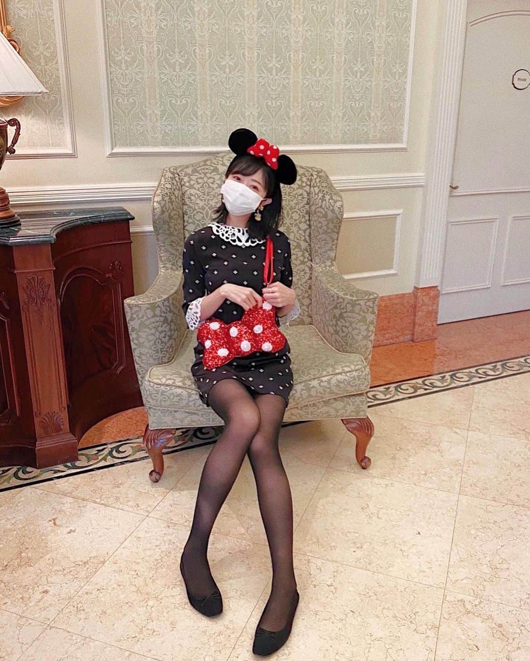 中島奈津希のインスタグラム：「🐭🐭🐭﻿ ﻿ ﻿ ﻿ ﻿ 朝起きてすぐ花粉を感じた🤧🤧🤧笑﻿ ﻿ みんな大丈夫かーーーーーい🥺🥺🥺🤧？！﻿ ﻿ ﻿ ﻿ ﻿ ﻿ ﻿ ﻿ でも、﻿ 冬アウターから春アウターに変えられたり﻿ 明るめカラーのお洋服が着れたり﻿ 楽しみな事いっぱいだ😍😍﻿ ﻿ ちょこちょこ春服ゲットしてるので﻿ また購入品とかもアップしてくね🤭🌸🌸🌸﻿ ﻿ ﻿ ﻿ ﻿ ﻿ ﻿ ﻿ 写真は﻿ #誕生日ディズニー の時のコーデ🐭❤️﻿ こういう襟付きお洋服は﻿ いつまで経っても好き😍😍笑﻿ ﻿ ﻿ さて、今日は何を着るかな🥸💭❤️﻿ ﻿ ☁️☁️☁️☁️☁️☁️☁️☁️☁️☁️☁️☁️☁️☁️☁️☁️﻿ #disneysisters_jp ←#中島姉妹 ディズニーまとめ👭🏻﻿ #東京ディズニーランド ﻿ #ディズニーランドホテル ﻿ #ディズニーバウンド」