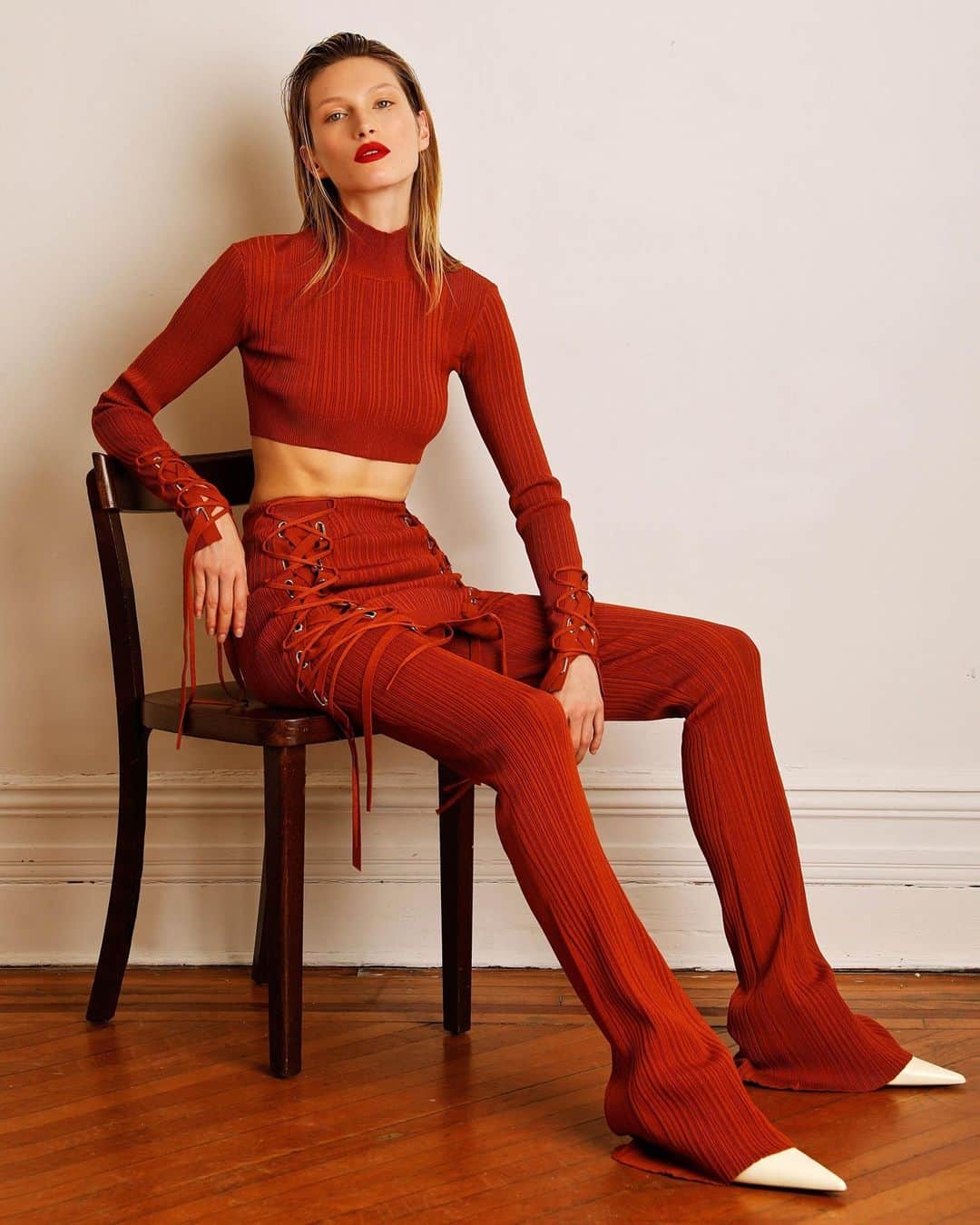 のインスタグラム：「Introducing our Fall 2021 collection. Find the full look book at wwd.com. Link in our bio! #HerveLeger #Fall21⁣ ⁣ Creative Director: @christianjuulnielsen ⁣ Photographer: @williamlords⁣ Model: @liz.kennedy_⁣ Hair: @brianbuenaventura_⁣ Makeup: @lindagradinmakeup」