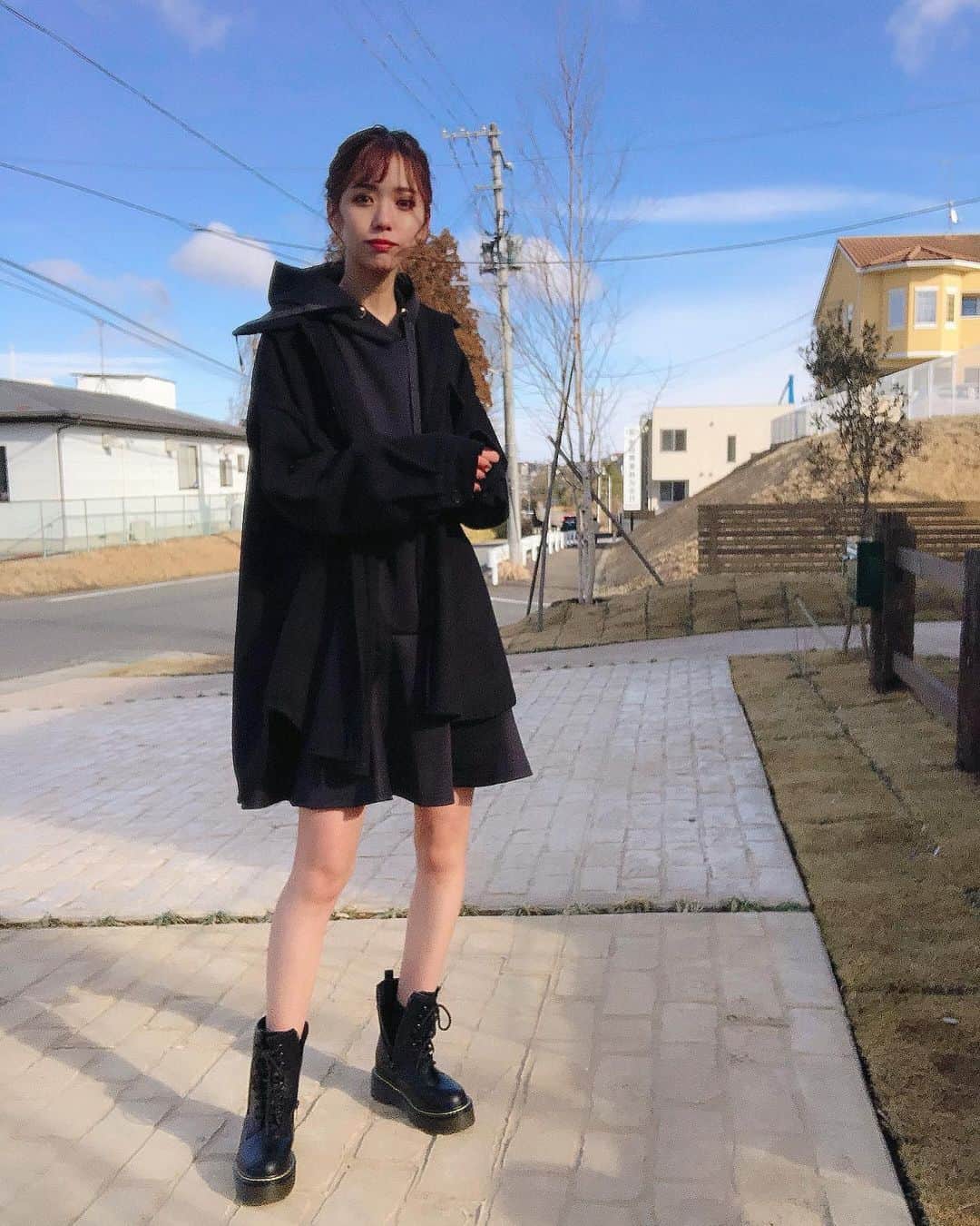 のインスタグラム：「🖤🖤🖤 . 雪解け後で寒かった日❅*° おろしたての @miia_official の マーメイドミニパーカーワンピース❤︎‬ . 裾がマーメイド型になっていて 太い部分を隠してくれる丈感だから 脚がキレイに細く見えるの🥰(超重要) ウエストベルトしても絶対かわいい✌︎✌︎✌︎ . ZOZOTOWNのみの限定販売で 今日だけ使える￥1,500-OFFの クーポンが配布されていたから急げ〜‪‪‪‪🐈‍⬛ . もう少しあったかくなったら 1枚で着れちゃいそう！◎ はやく暖かくならないかなあ🌸 . #miia #miiasnap #coordinate #onepiece #パーカーワンピース #code #ootd #パーカー女子 #ころコーデ #パーカーコーデ #tagsforlikes #粉我 #时装 #일본 #코디 #옷스타그램 #셀피 #팔로우」