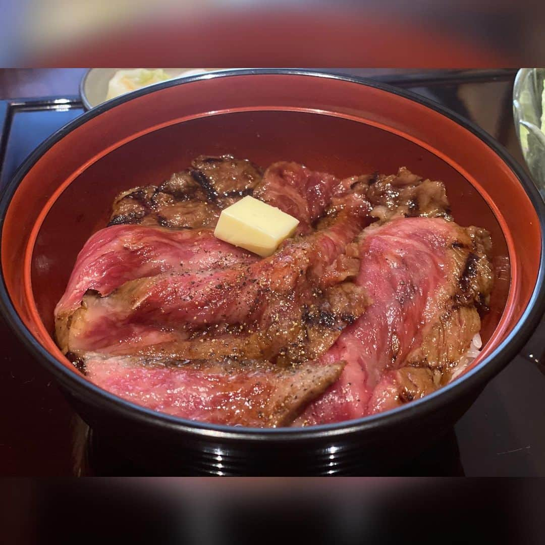 倉咲奈央のインスタグラム：「今日のランチは、赤坂津つ井のビフテキ丼🤤  お肉は柔らかいし、とろけたバターも最高！  #お肉#肉すたぐらむ #赤坂津つ井 #ビフテキ丼#アイドル#グラビアアイドル」