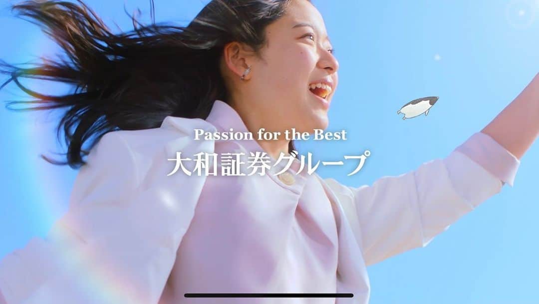 藤野涼子のインスタグラム：「「大和証券グループCONNECT篇」で可愛らしいペンギンちゃんと青空をジャーンプしました 　リンクも載せておきます☺︎ 是非、チェックしてみてください!   https://www.daiwa-grp.jp/about/gallery/?cid=ad_exl_cm_connect_a  　#大和証券グループ」