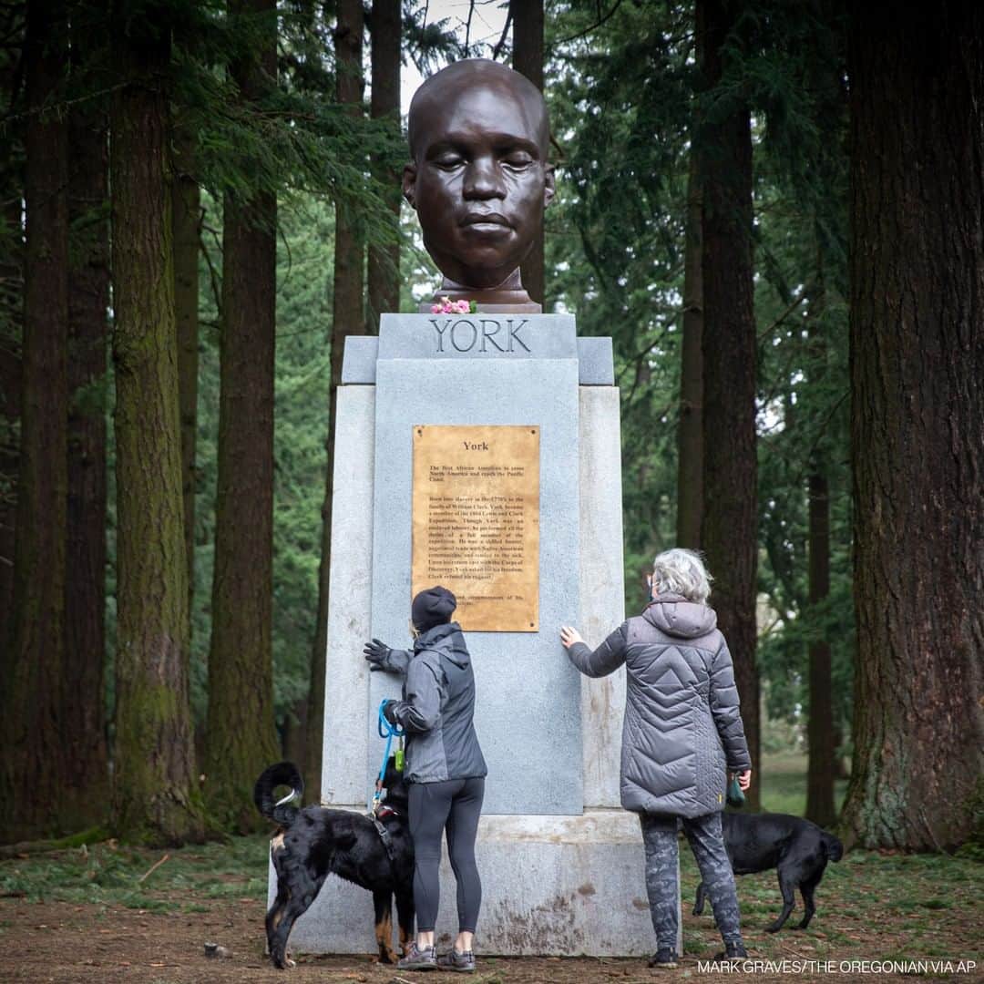 ABC Newsさんのインスタグラム写真 - (ABC NewsInstagram)「“The first African American to cross North America and reach the Pacific Coast.”  A newly installed bust depicting York, an enslaved Black man who traveled with the Lewis and Clark Expedition, is seen on Mount Tabor in Portland, Oregon, after mysteriously appearing over the weekend. City leaders reportedly have no idea who installed the statue.」2月23日 12時31分 - abcnews