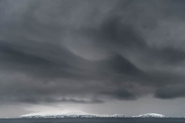 のインスタグラム：「Photo by @daisygilardini / Antarctic skies are quite unique, dramatic, and spectacular! The first rule in photography is to be there. Obviously, if you aren't there, you won’t be able to get the picture. Over the years I've learned that no matter what the weather forecast is, you have to be on location and ready to shoot. Quite often it's in bad weather that you get the nicest images. You never know when the light might peek through the clouds. And when it does, it might be really spectacular and much more dramatic than during clear skies. I find images of blue skies boring compared to images of dramatic dark skies.  Follow me @daisygilardini for more images and behind-the-scenes stories. #Antarctica #landscapephotography #climatechange #conservation」