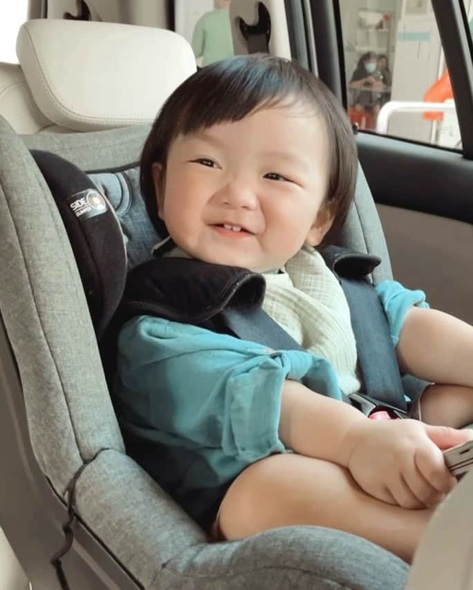 MOMOツインズのインスタグラム：「A good book is the way to his heart 😍  #17monthsold」