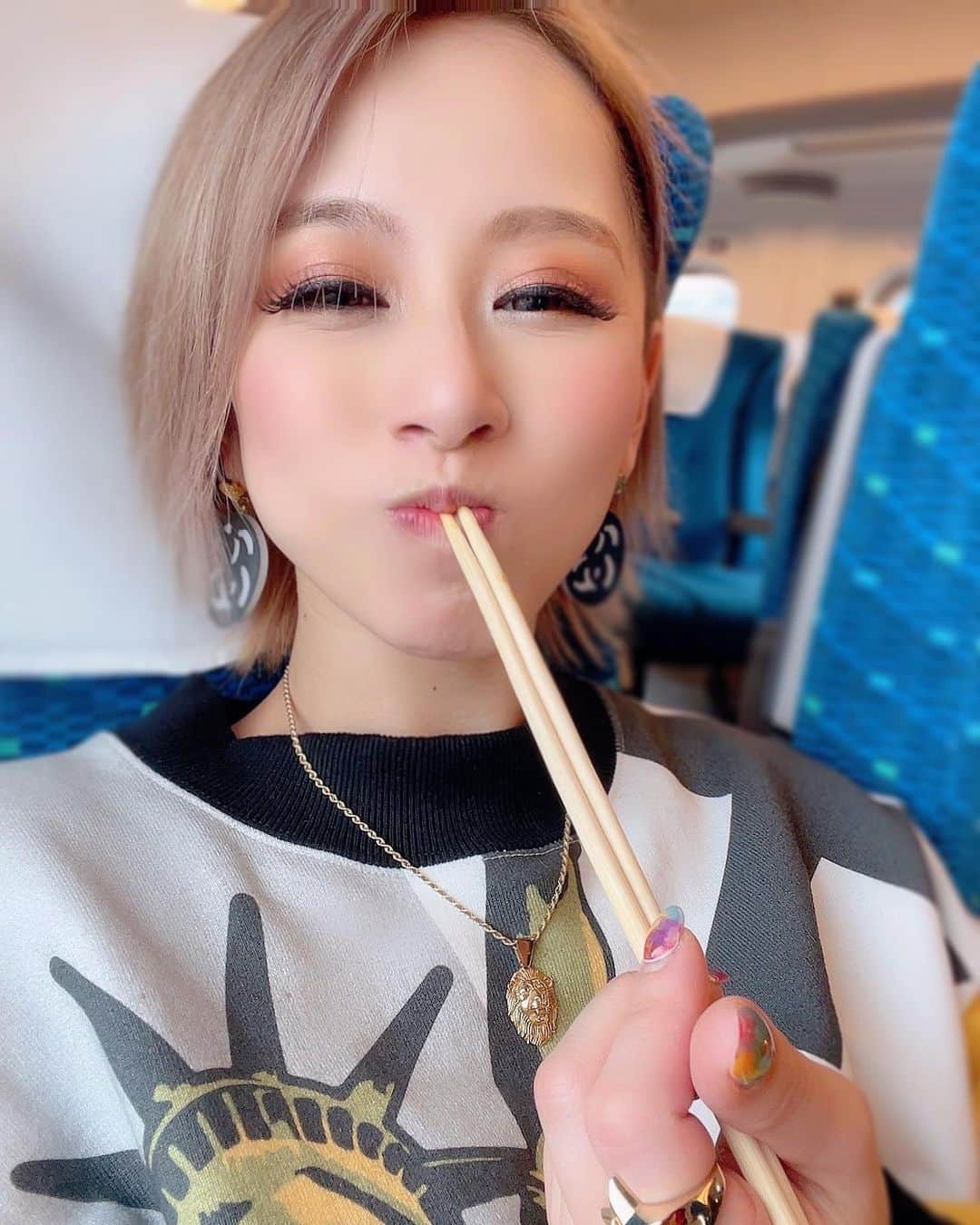 北川エリカさんのインスタグラム写真 - (北川エリカInstagram)「仕事の打ち合わせ兼旅行🚄( '-' 🚄 )  とうきょーーーぉ❤｡･*･:≡(　ε:)」2月23日 12時38分 - kitagawa_erika1209