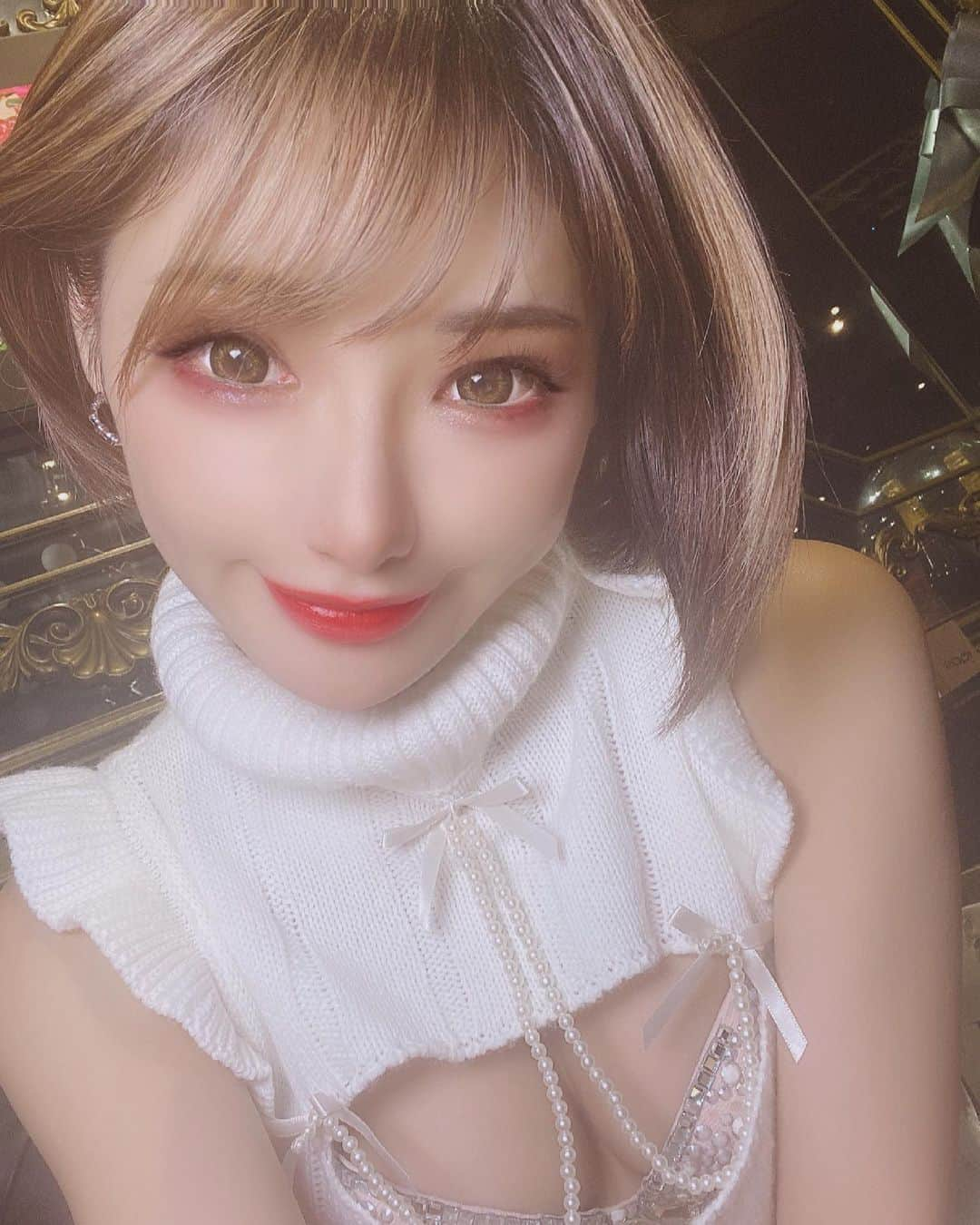 Miiさんのインスタグラム写真 - (MiiInstagram)「いつもと同じカメラとアプリなのに メイクで顔違い過ぎる💄赤いライナーを下に引いたらロリ顔ぽくなった👶  #バーレスク#バーレスク東京  #burlesque #burlesquetokyo  #dance#showgirl#entertainment  #エンタメ活動を止めない #ショーガール#六本木#ダンサー #セクシーニット#ショートヘア #メッシュ#makeup#メイク#ロリメイク#japan#japanesegirl」2月23日 12時40分 - mii_burlesque