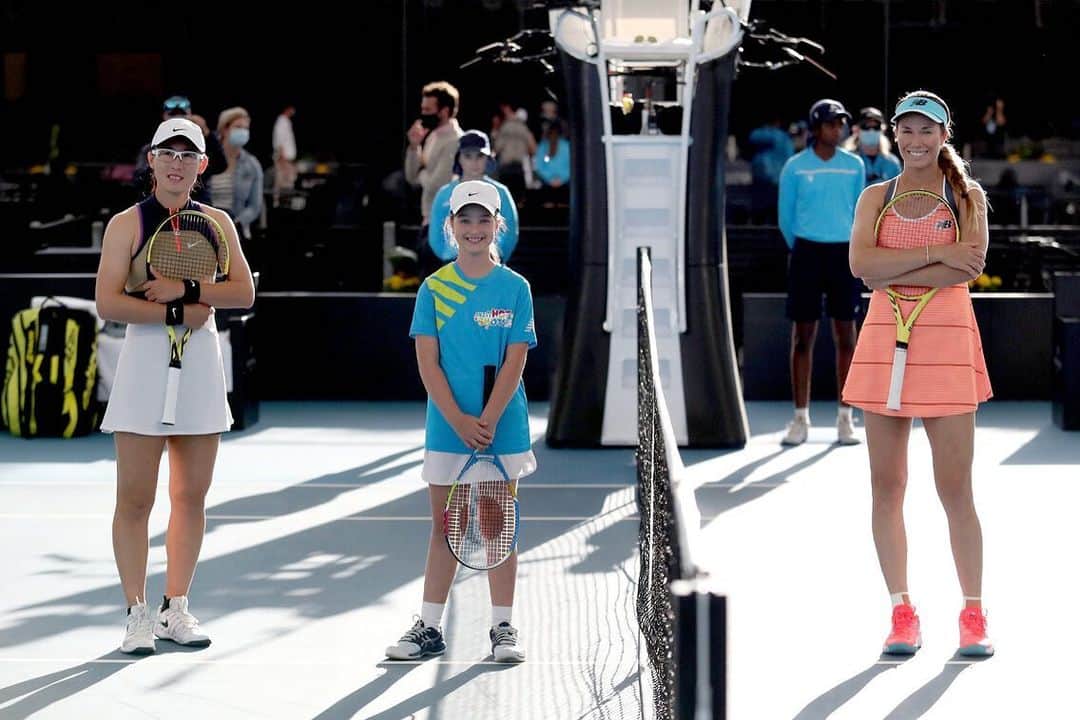 ダニエル・コリンズのインスタグラム：「Great to be back in Adelaide at one of my favorite events @adelaideinternational 🥳 Looking forward to competing against another great player tomorrow 🎾」