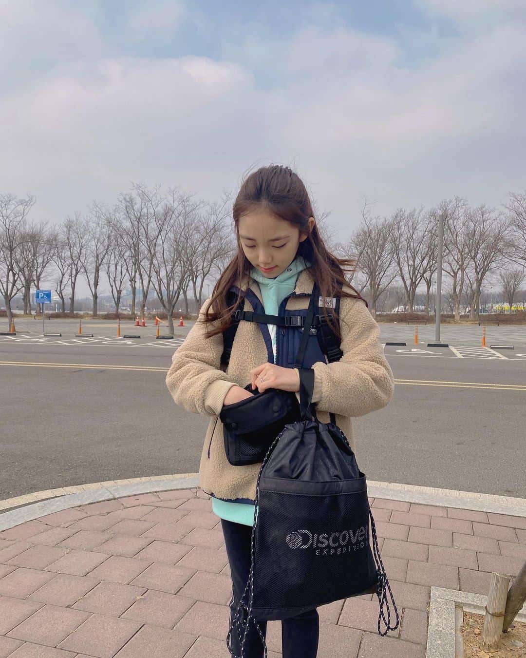 ウンチェのインスタグラム：「#광고   오늘은 자기 용돈으로 맛난거 사먹자는 은채 👧🏻 (엄마야 땡큐지😝)  4학년 반 배정이 뜨고 나서 새학기 맞이에 설레는 은채에요☺️  빨리 정상 등교하는 날을 기다려봅니다🙏🏻  #디스커버리 #디스커버리익스페디션  #리틀디스커버러 #디스커버리키즈  #디스커버리책가방 #키즈백팩  #초등학생책가방 #초등학교입학선물  #신학기책가방 #풀패키지책가방」