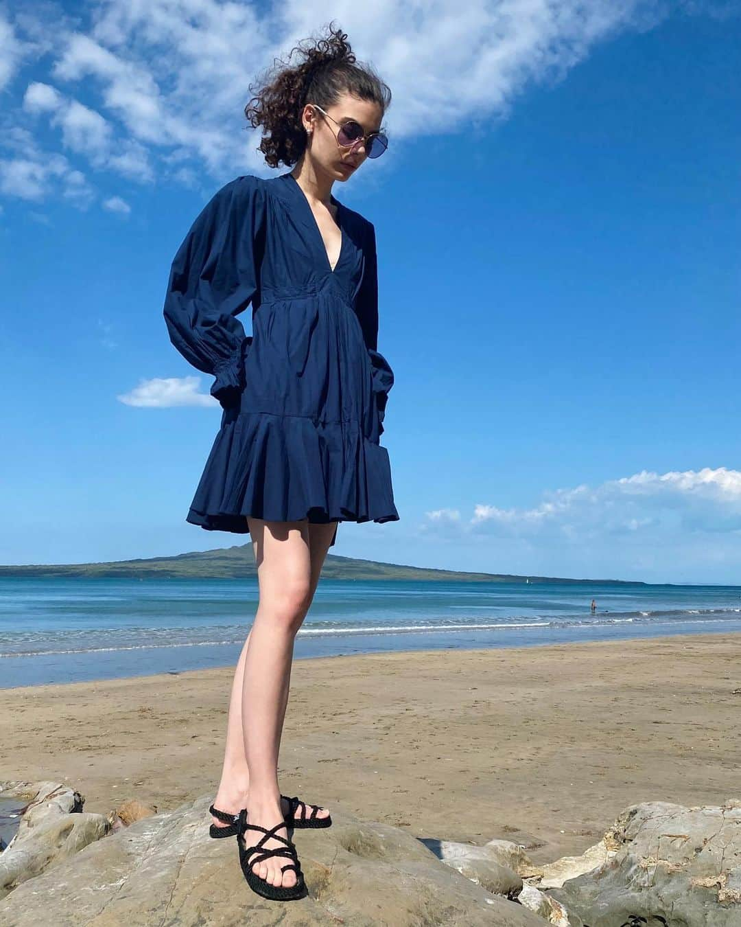 カレンウォーカーのインスタグラム：「Tie Back Dress and a perfect Auckland day. As with all our current and upcoming 100% cotton pieces, crafted with GOTS certified organic cotton by our @fairtradecertified partners in Chennai, India.」