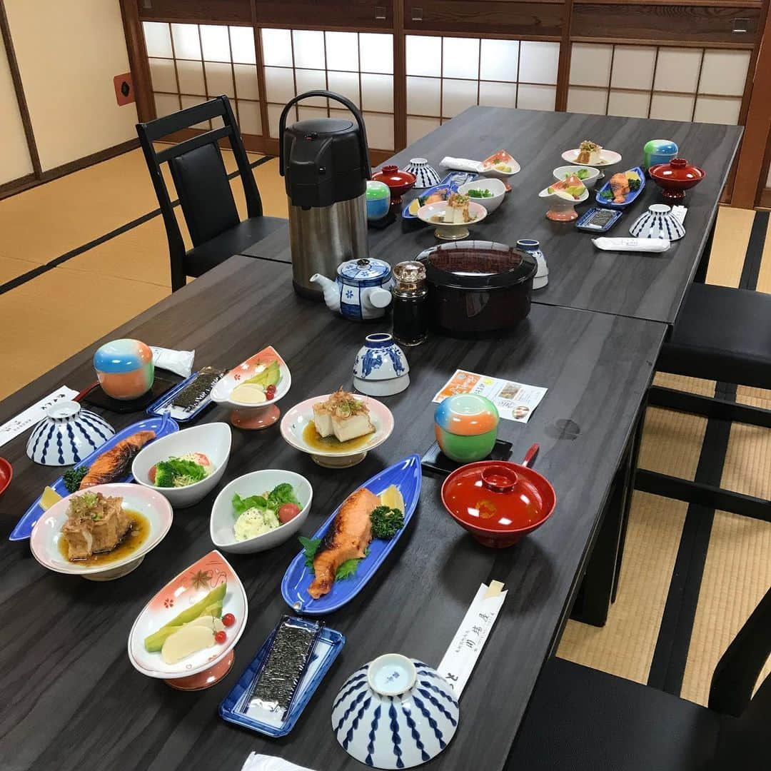 旅館 川端屋のインスタグラム：「朝食も自信の美味しさ❤️  本日はサーモンの西京漬  焼き立てを味わえるのはお泊まりならではの醍醐味です🌟  #川端屋 #川端屋旅館  #お魚通販  #焼き魚通販  #鮭の西京漬焼き  #サーモンの西京焼  #旅館の朝食  #今庄 #今庄宿  KAWABATAYA ONLINE STORE 　　               ☟  https://kawabataya.jp/store/  ストアーズからもお求めいただけます♪ 　　　　　　⇩  https://kawabatayaryokan.stores.jp   www.kawabataya.jp  ❖ 旅館 川端屋 ❖ ☎︎ 0778-45-0022 ✉︎ kawabatayaryokan@gmail.com ✵ Web : https://www.kawabataya.jp  ✶ YouTube : https://www.youtube.com/channel/UC0T1lWf68DTLnSYX_rwTeuA ✷ Facebook : https://fb.me/kawabataya.ryokan ✸ Instagram: https://www.instagram.com/ryokan_kawabataya ✹ Tumblr : https://www.tumblr.com/blog/kawabataya/ ✺ Twitter : https://twitter.com/YASO_KAWABATAYA ❁ Pinterest : https://www.pinterest.jp/kawabataya/ ❂ Stores : https://kawabatayaryokan.stores.jp/」