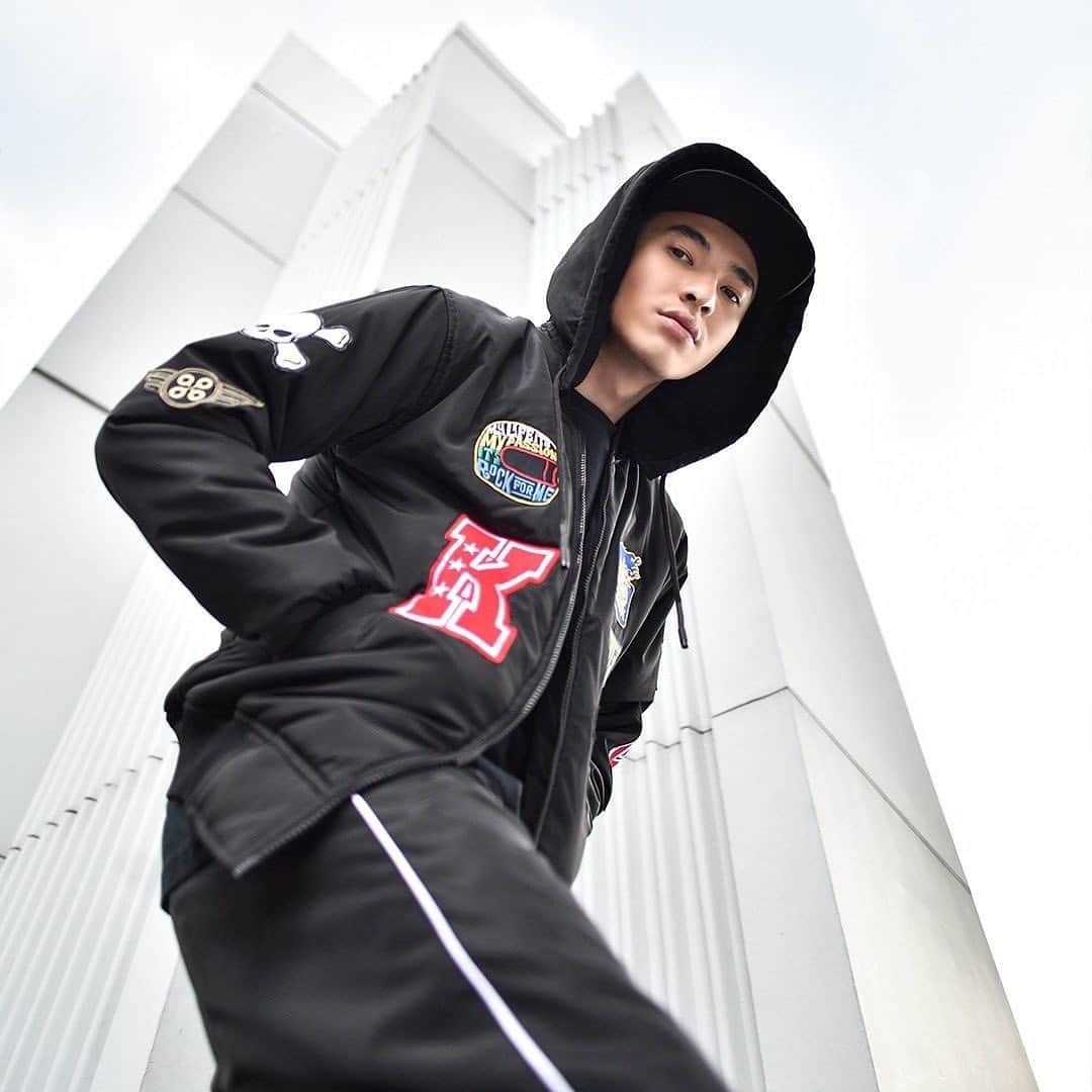 Ivan Gunawanさんのインスタグラム写真 - (Ivan GunawanInstagram)「Musim hujan kaya gini enaknya pakai yang hangat-hangat nih, apalagi Khalif Menswear punya produk jaket dan hoodie yang bisa bikin kalian tetep terlihat keren.  Kalau Kawan Khalif lebih suka pakai jaket atau hoodie nih untuk hangout? Mau tau dong, yuk comment pendapat kalian!  K Tiger Jacket available now at @khalif_menswear!  Informasi Order Online Wa 081131100041 Wa 081977744555 Bisa langsung klik link di bio @khalif_menswear untuk order lebih praktis tanpa antri ☝️ . Karena ganteng itu harus diperjuangkan ✊ . KHALIF Bikin Ganteng . . . . #bikinganteng #kawankhalif #khalifmenswear #newtrends #collection #iamkhalif #jacketcollection #ootd #ootdfashion #ootdstyle #ootdmen #ootdindonesia #jacketman #jacketseason #jacketstyle #jaketcowok #jaketkeren」2月23日 12時49分 - ivan_gunawan