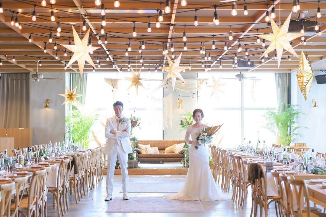 THE STYLE No.20 NEW YORK STYLE WEDDINGのインスタグラム：「This is the life〜これこそが人生だ〜 お洒落にLos Angelesを イメージしたパーティ✨  口コミサイトの料理部門5年連続No.1獲得 No.20で自分たちらしい結婚式が叶う . ↓詳しくはHPをチェック↓ https://www.styles.jp/wedding/20f/ . 週末＆平日ブライダルフェアを開催しております メッセージ or ダイレクトメールからでも予約可能 . ↓ TEL ↓ 086-234-7310 . ↓ MAIL ↓ info-thestyle@styles.jpn.com . #thestyle #wedding #bridal #party #weddingparty #weddingphoto #weddingdress#starwedding #instagood #instalike #love #style #instapic  #結婚式 #結婚 #岡山結婚式 #ウェディング #プレ花嫁 #花嫁#ファーストミート #テーブルコーディネート #結婚式準備 #日本中のプレ花嫁さんと繋がりたい #ウェディングドレス #ウェディングフォト #ウェディングレポ #令和婚 #令和」