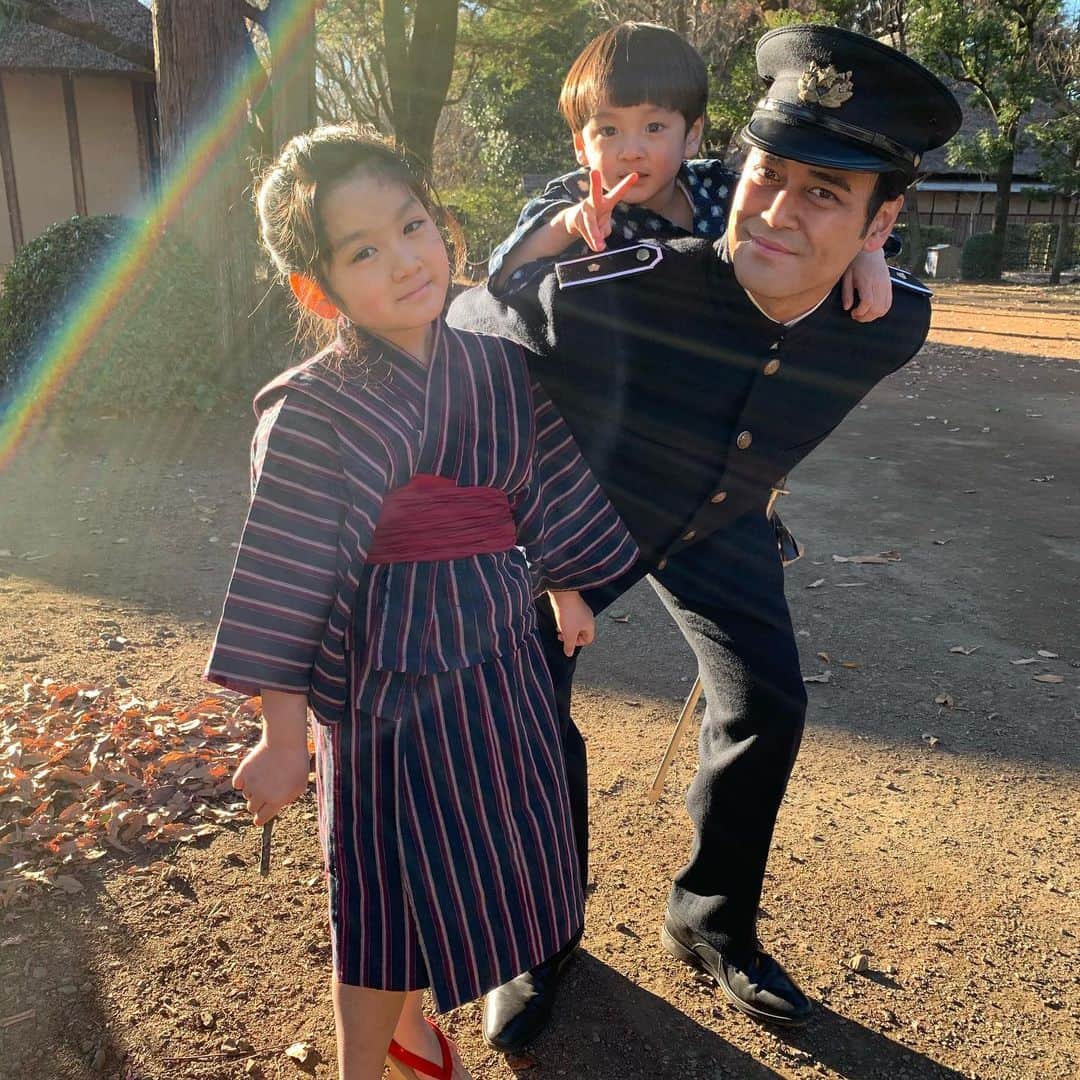 山口尚美のインスタグラム：「ファミリーヒストリーオフショット📸 星太郎は高見沢さんの曽祖父銀右衛門さんと、お父様の栄さん役、 はるみは栄さんのお姉様ヒデさん役、 私は高見沢さんのお母様久美子さん役でした😊 少しの出演ですが、高見沢さんのご先祖様からの繋がりに想いを馳せる素敵な番組に親子で出演させて頂き嬉しかったです👩‍👧‍👦🎸✨ 再放送(25日木23:15〜)や見逃し配信もあるので、気になった方は是非📺💨  ご一緒させて頂いた素敵な役者様🌟 一枚目 二枚目 大塚航二朗さん 三枚目左から 友秋さん 愛花ちさきさん　森本遼さん 4枚目 渡辺翔さん　です❣️ 皆様子供達に優しくしてくださり ありがとうございました🙇‍♀️✨」