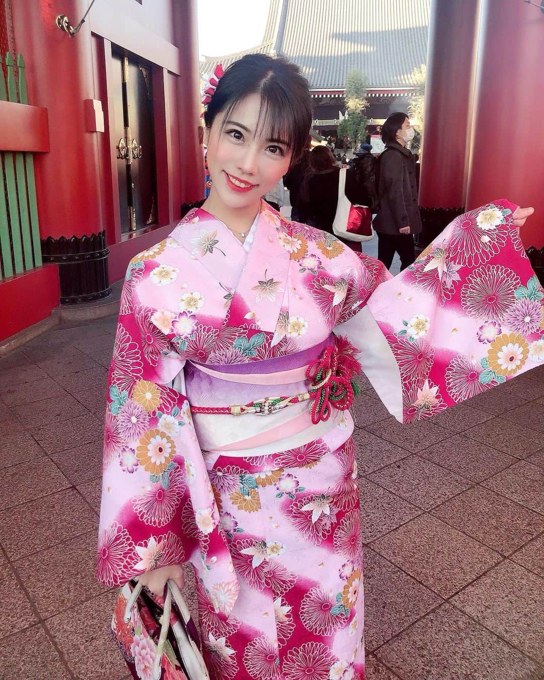 のインスタグラム：「祝日にこんにちは😋 昨日はなぜか1日だけなのに疲れてバタンキューでした😂😂 たくさん寝てしまった🥱😴😴  お正月の残り写真🎍 ピンクの着物可愛かったなー👘💓💓  #インフルエンサー#いいね返し#followforfollowback #followｍe #浅草#浅草寺#着物#浅草#着物レンタル#ポートレート#雷門#japan#kimono #浅草着物レンタル #浅草浴衣レンタル #東京着物レンタル #江戸和装工房雅 #pr」